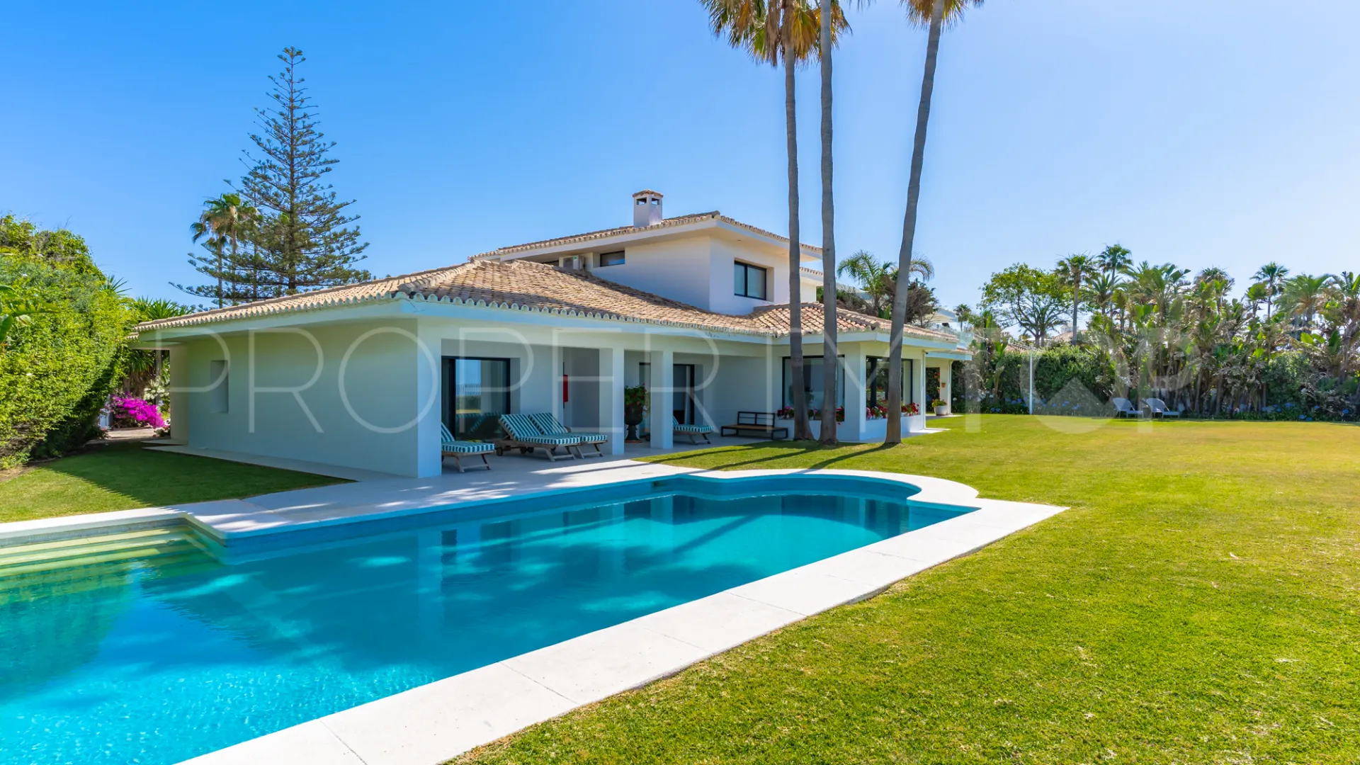 For sale villa in Guadalmina Baja with 7 bedrooms