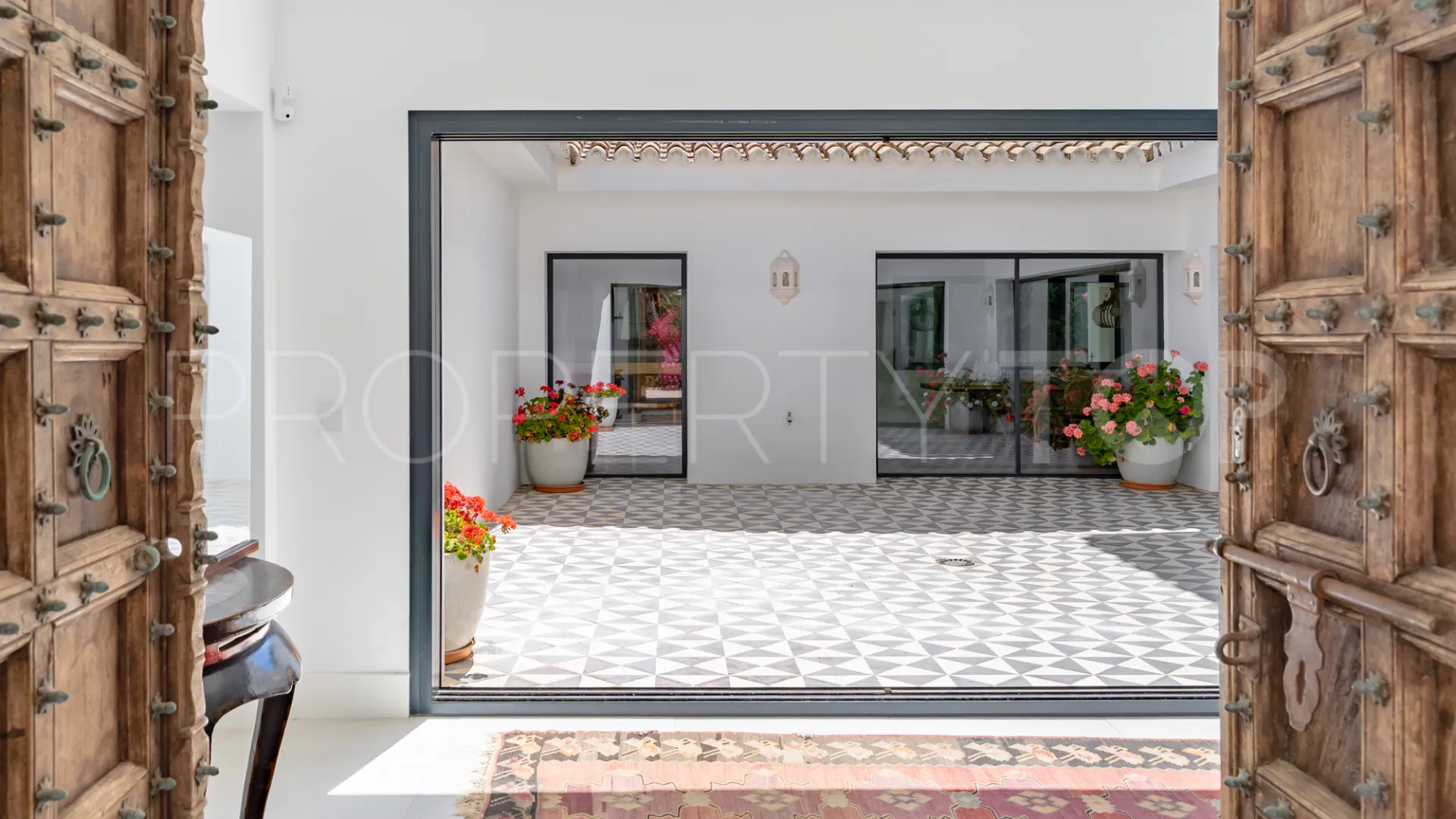 For sale villa in Guadalmina Baja with 7 bedrooms