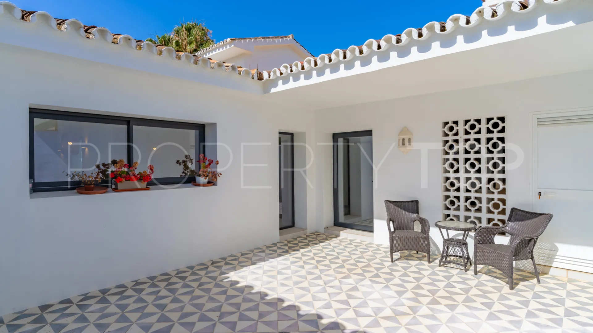 For sale villa in Guadalmina Baja with 7 bedrooms