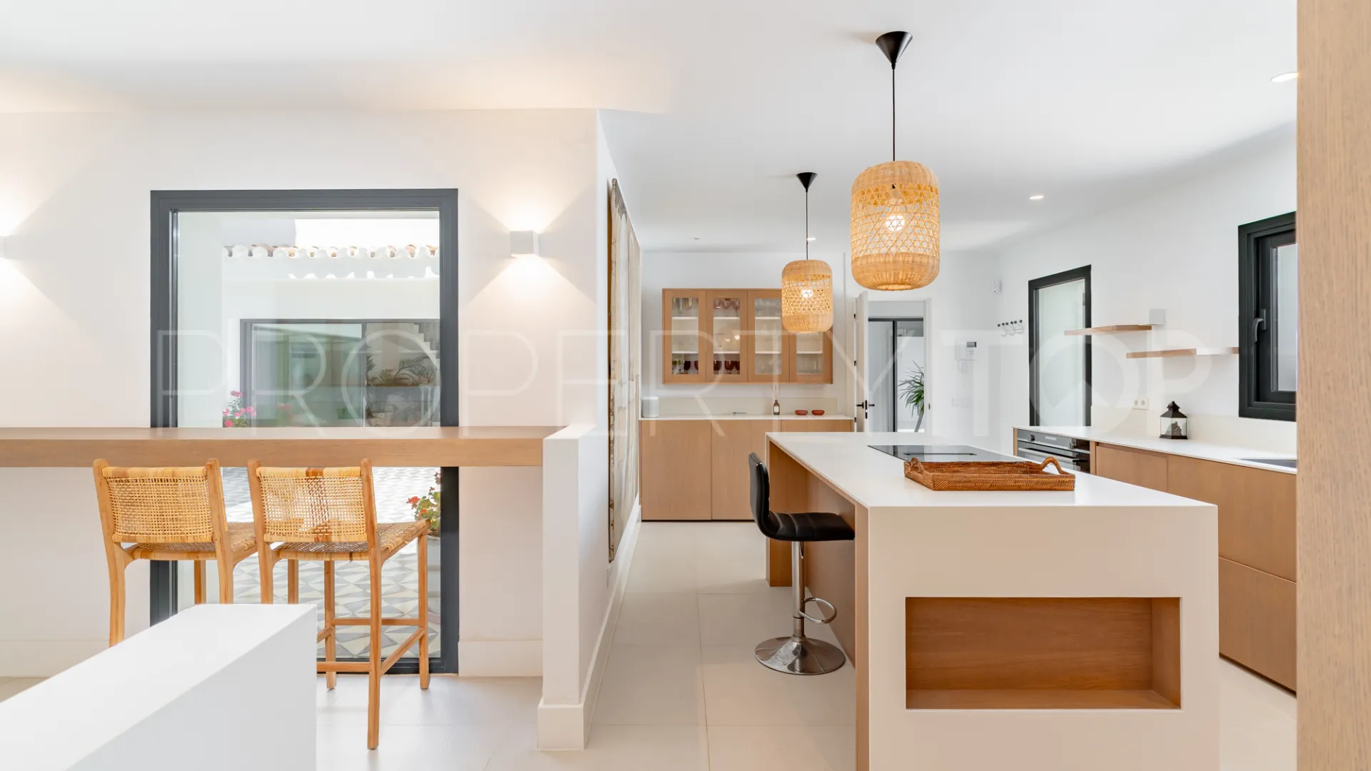 For sale villa in Guadalmina Baja with 7 bedrooms