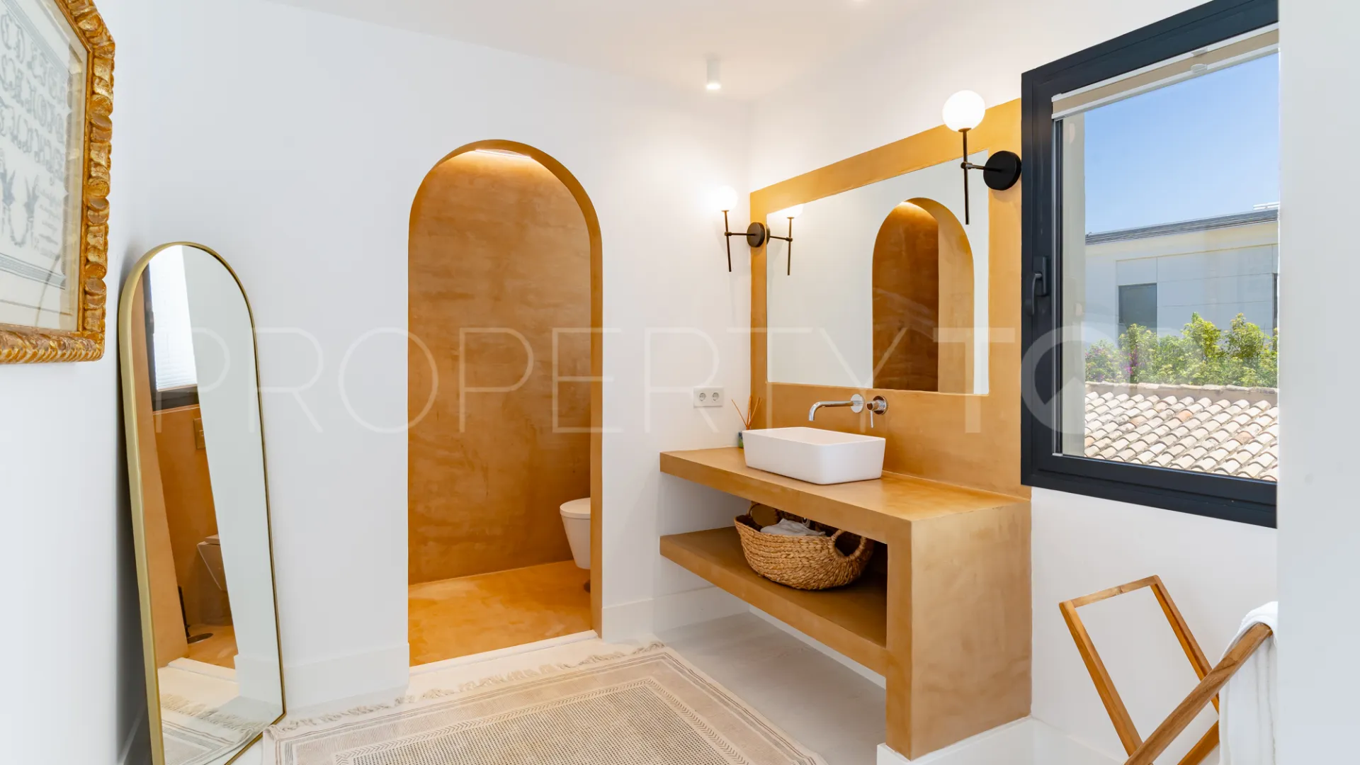 For sale villa in Guadalmina Baja with 7 bedrooms
