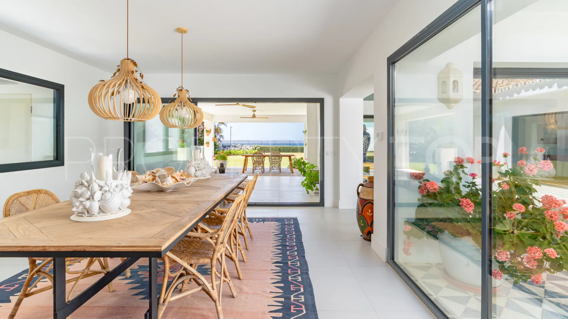 For sale villa in Guadalmina Baja with 7 bedrooms