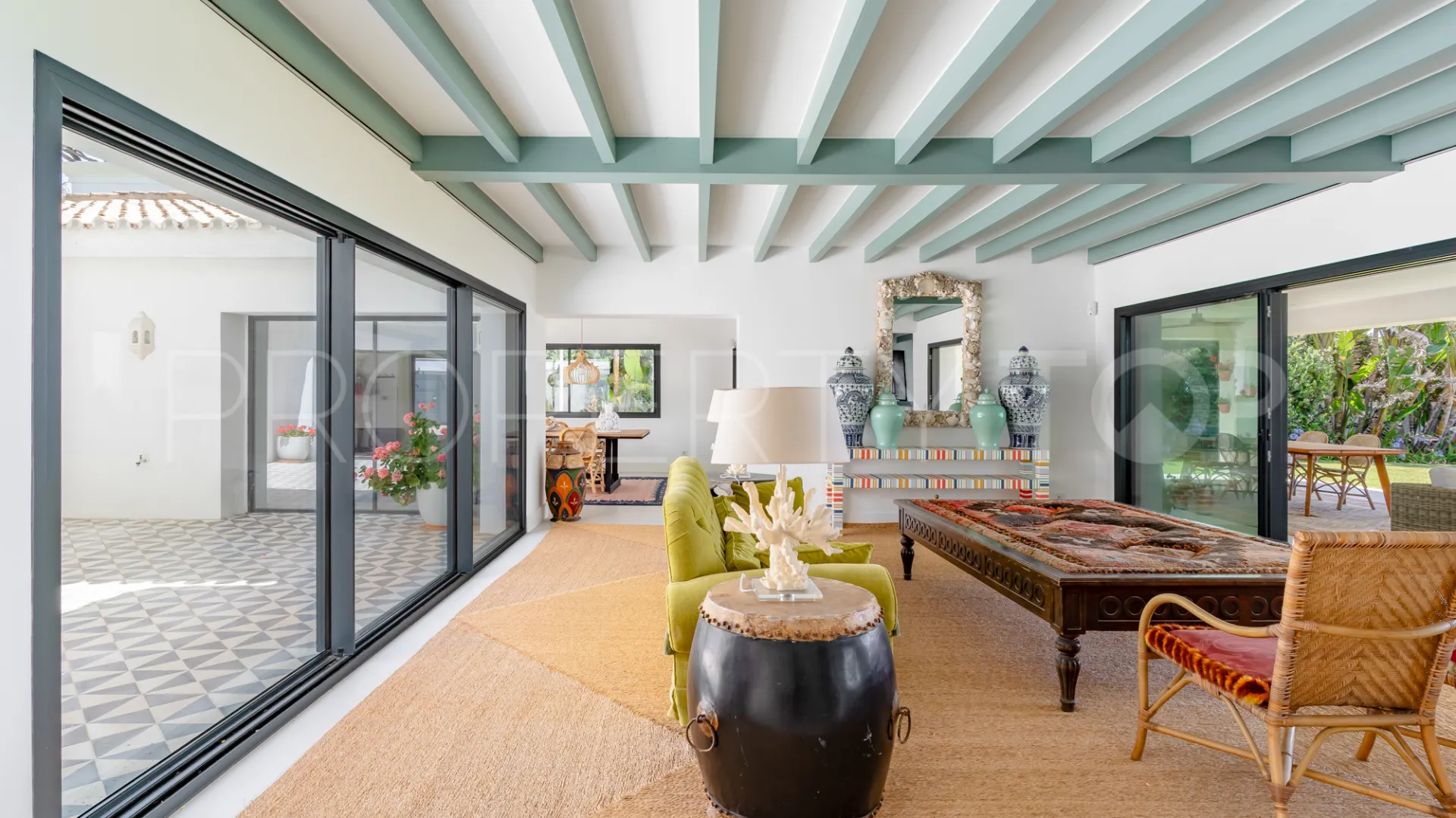 For sale villa in Guadalmina Baja with 7 bedrooms