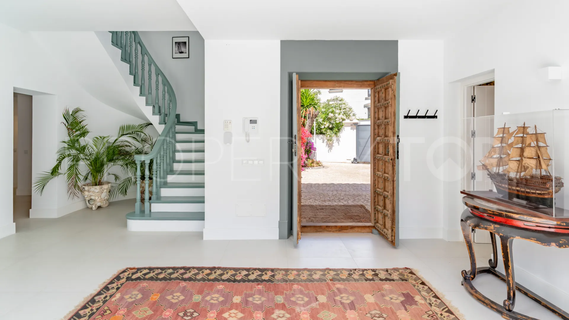 For sale villa in Guadalmina Baja with 7 bedrooms