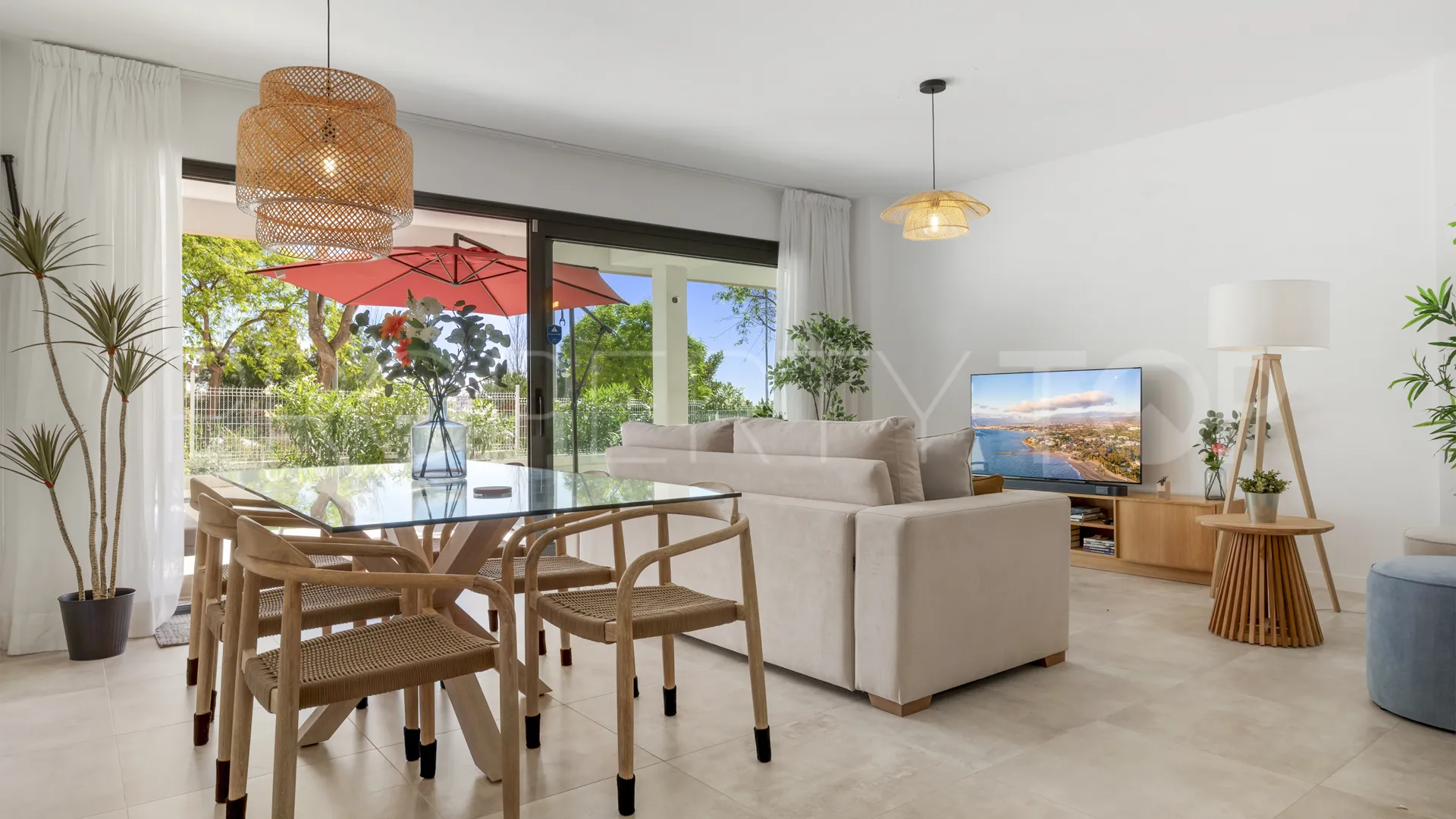 For sale ground floor apartment in Estepona Town with 3 bedrooms