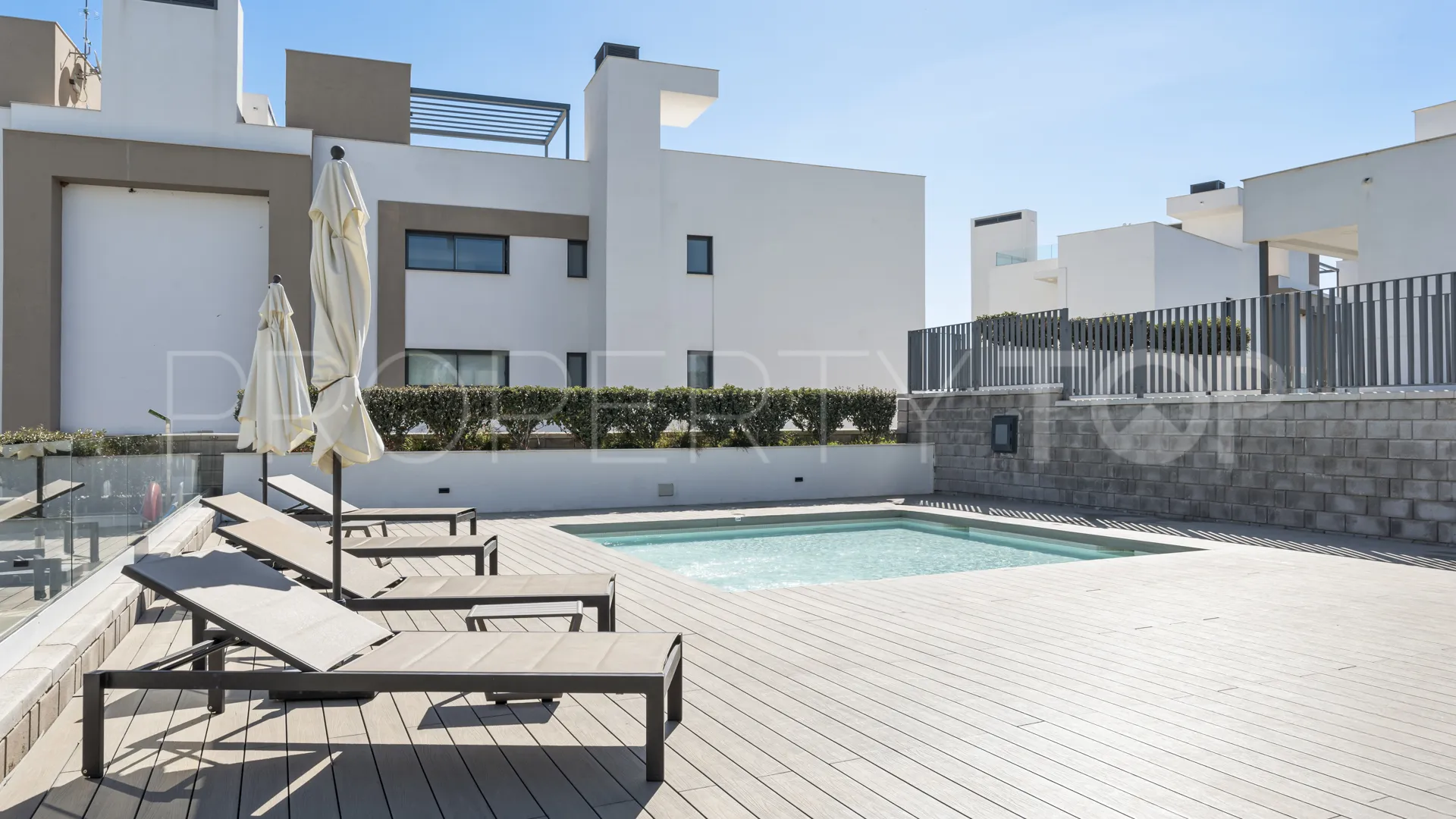 For sale ground floor apartment in Estepona Town with 3 bedrooms