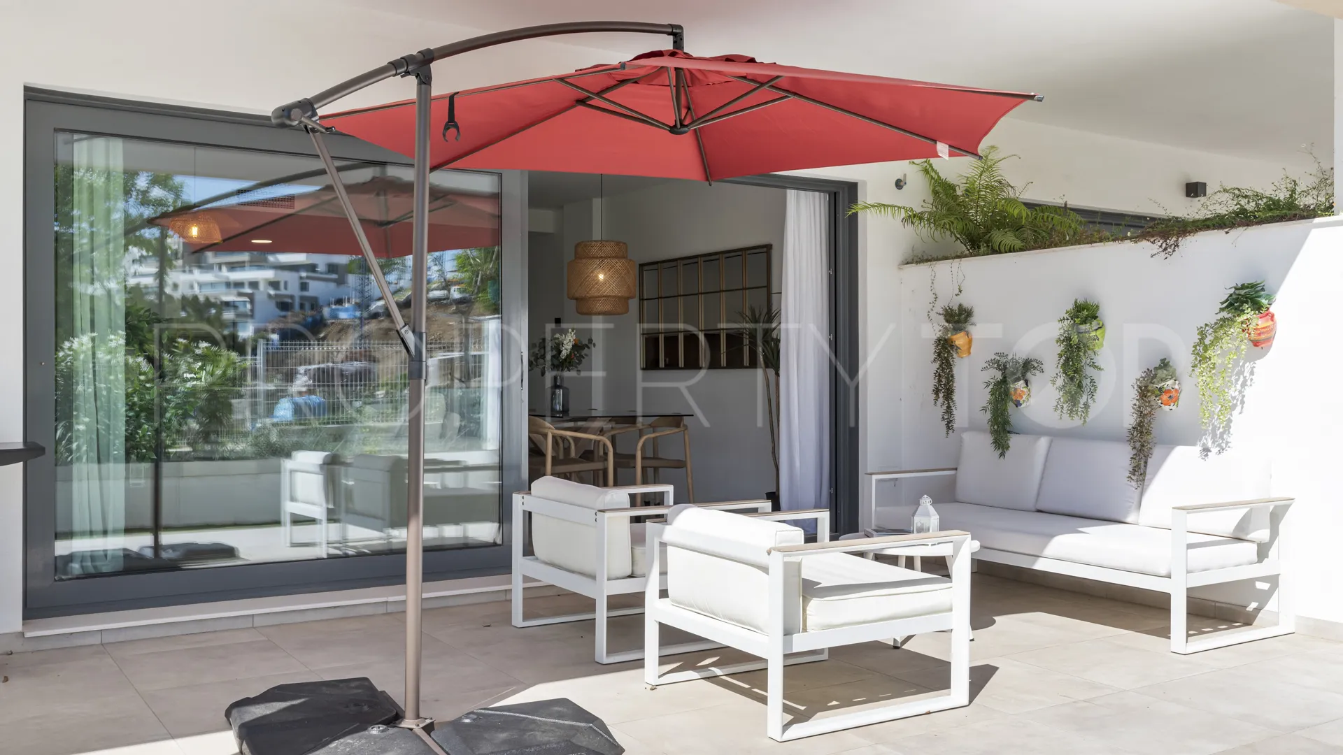 For sale ground floor apartment in Estepona Town with 3 bedrooms
