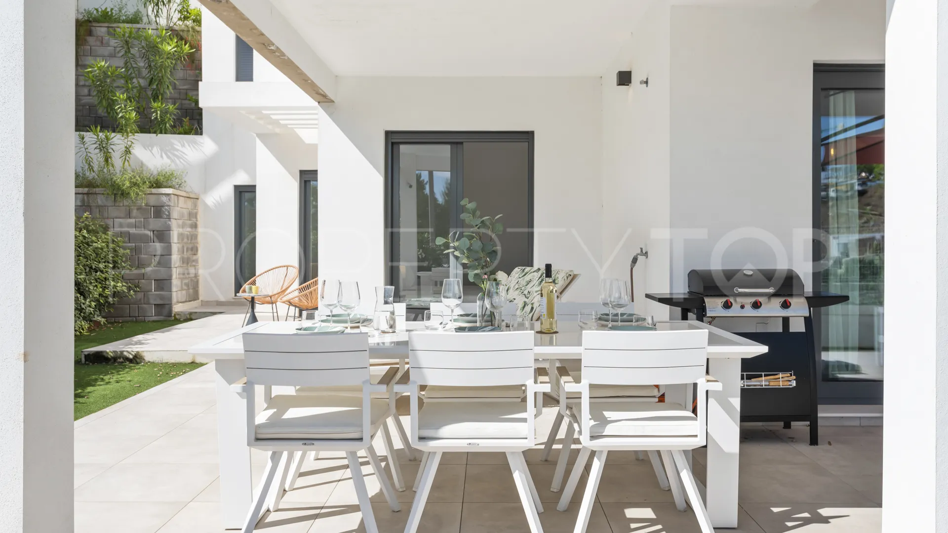 For sale ground floor apartment in Estepona Town with 3 bedrooms
