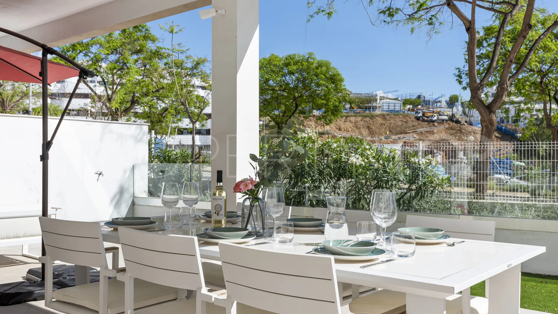 For sale ground floor apartment in Estepona Town with 3 bedrooms