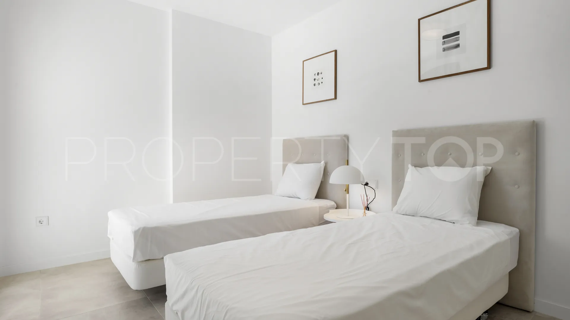 For sale ground floor apartment in Estepona Town with 3 bedrooms