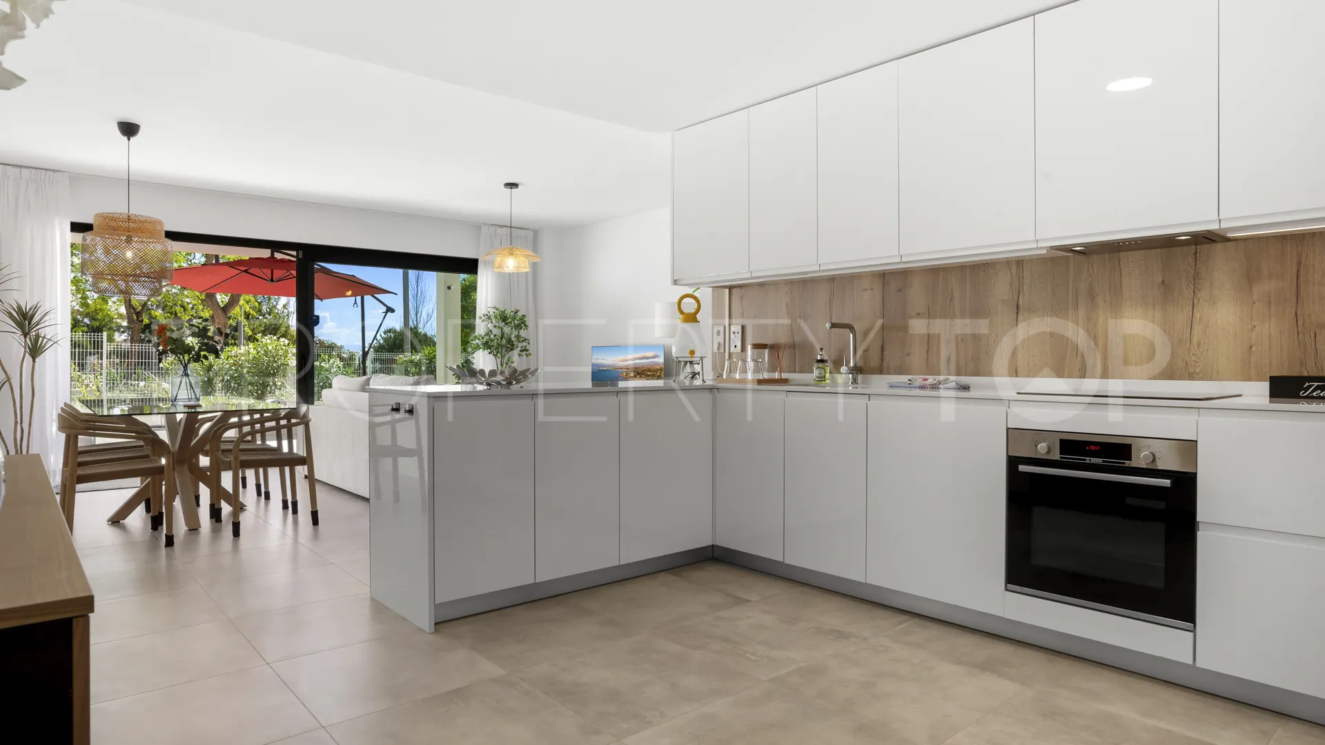 For sale ground floor apartment in Estepona Town with 3 bedrooms