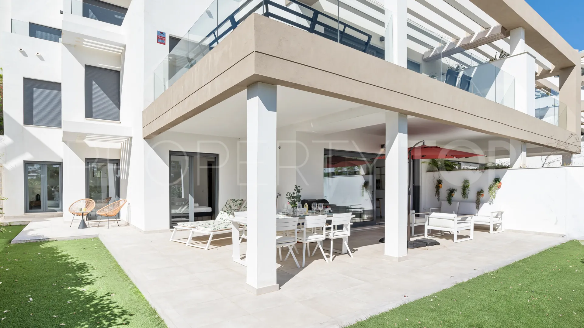 For sale ground floor apartment in Estepona Town with 3 bedrooms