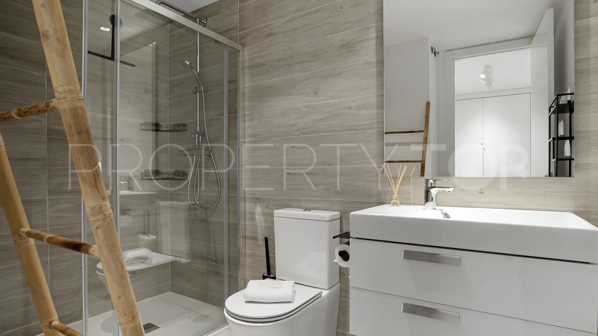 For sale ground floor apartment in Estepona Town with 3 bedrooms