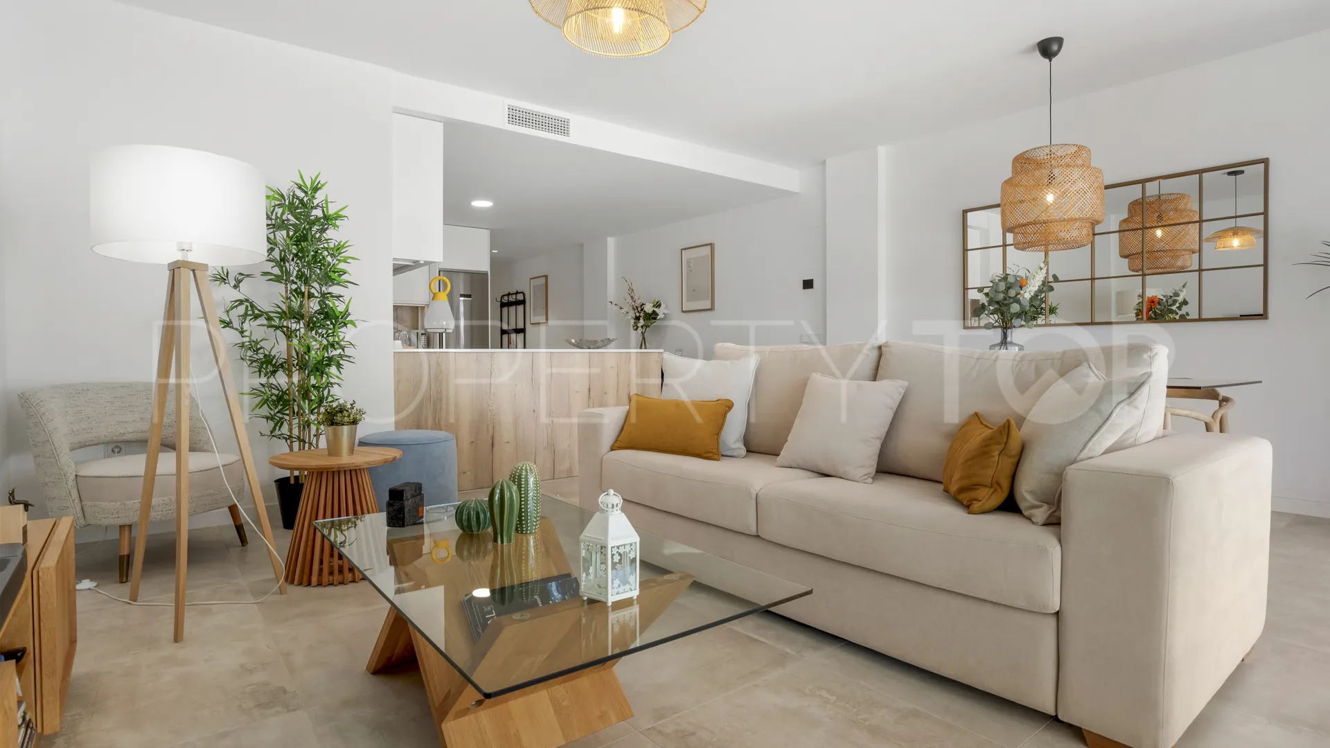 For sale ground floor apartment in Estepona Town with 3 bedrooms