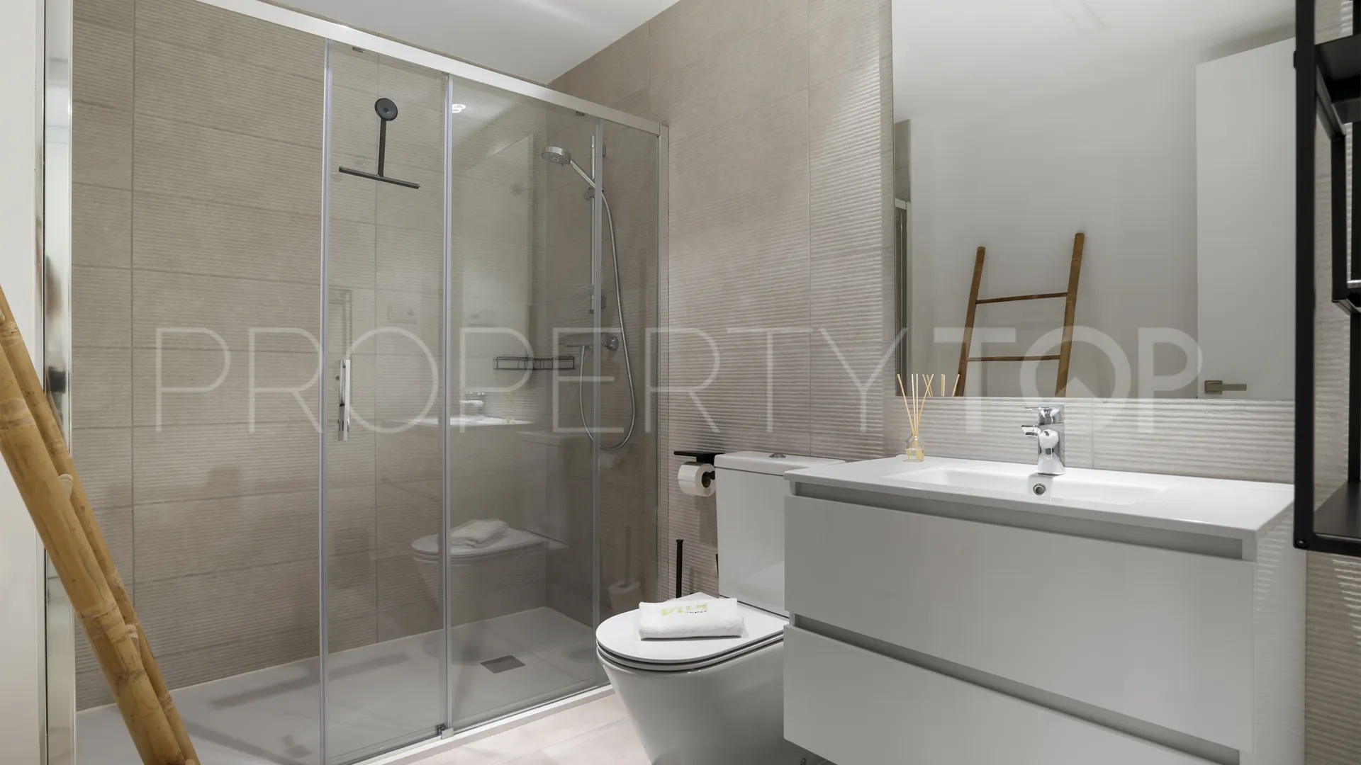 For sale ground floor apartment in Estepona Town with 3 bedrooms