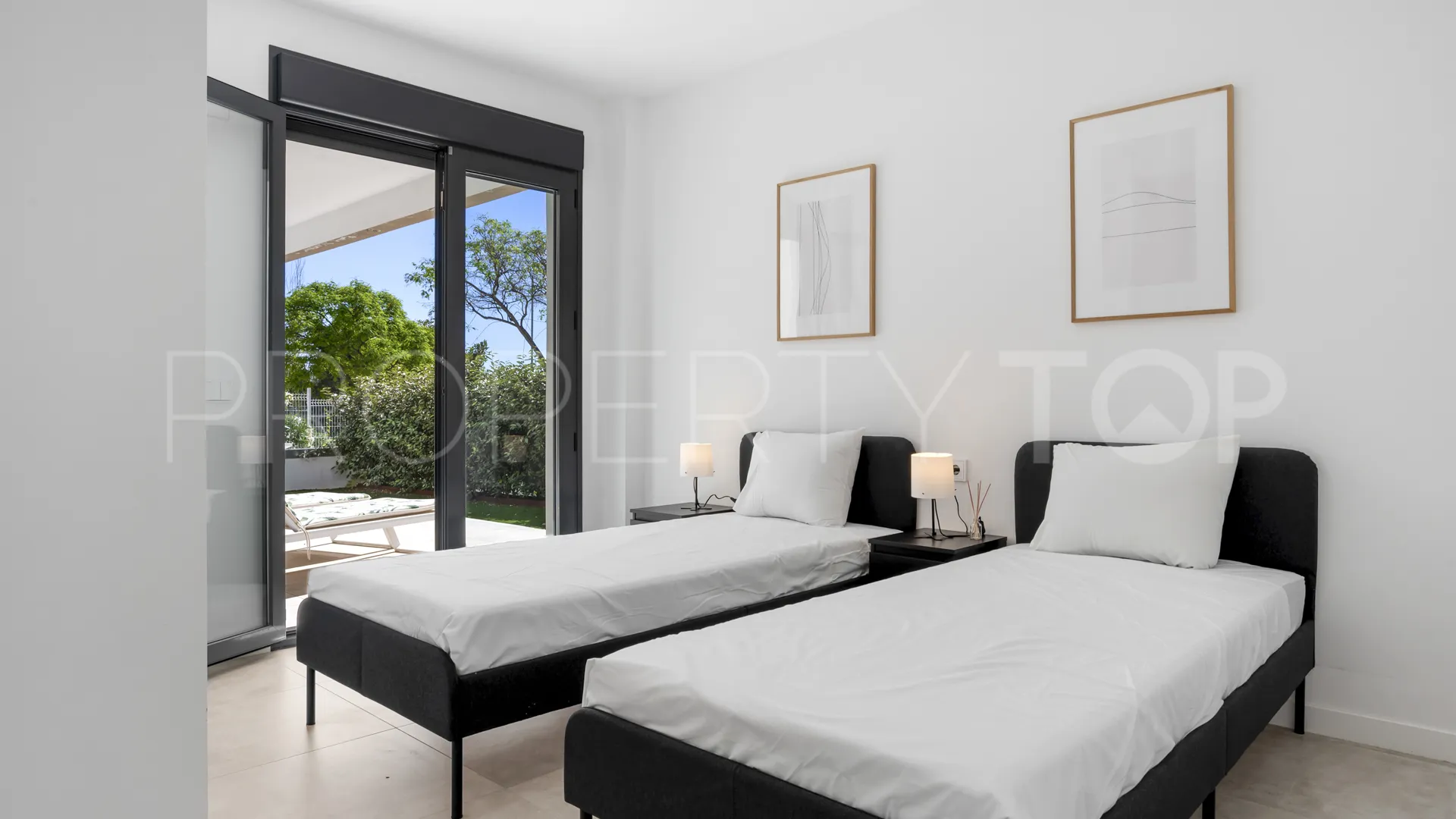For sale ground floor apartment in Estepona Town with 3 bedrooms