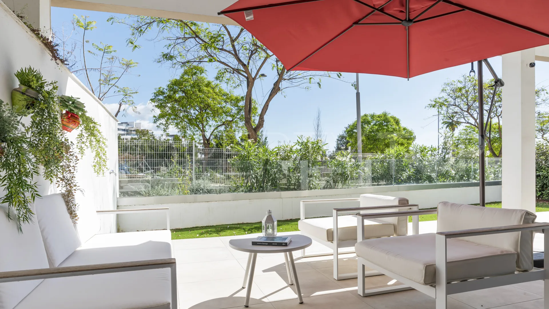 For sale ground floor apartment in Estepona Town with 3 bedrooms