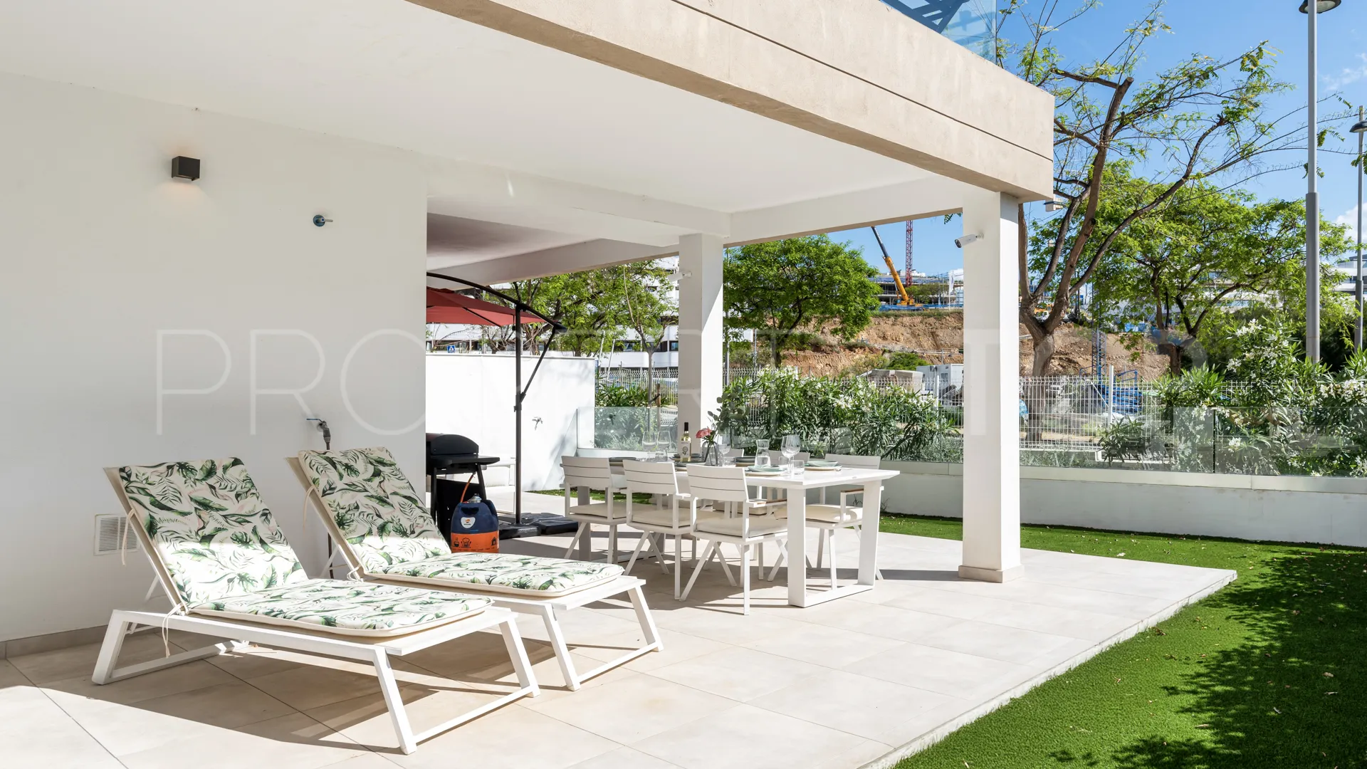 For sale ground floor apartment in Estepona Town with 3 bedrooms