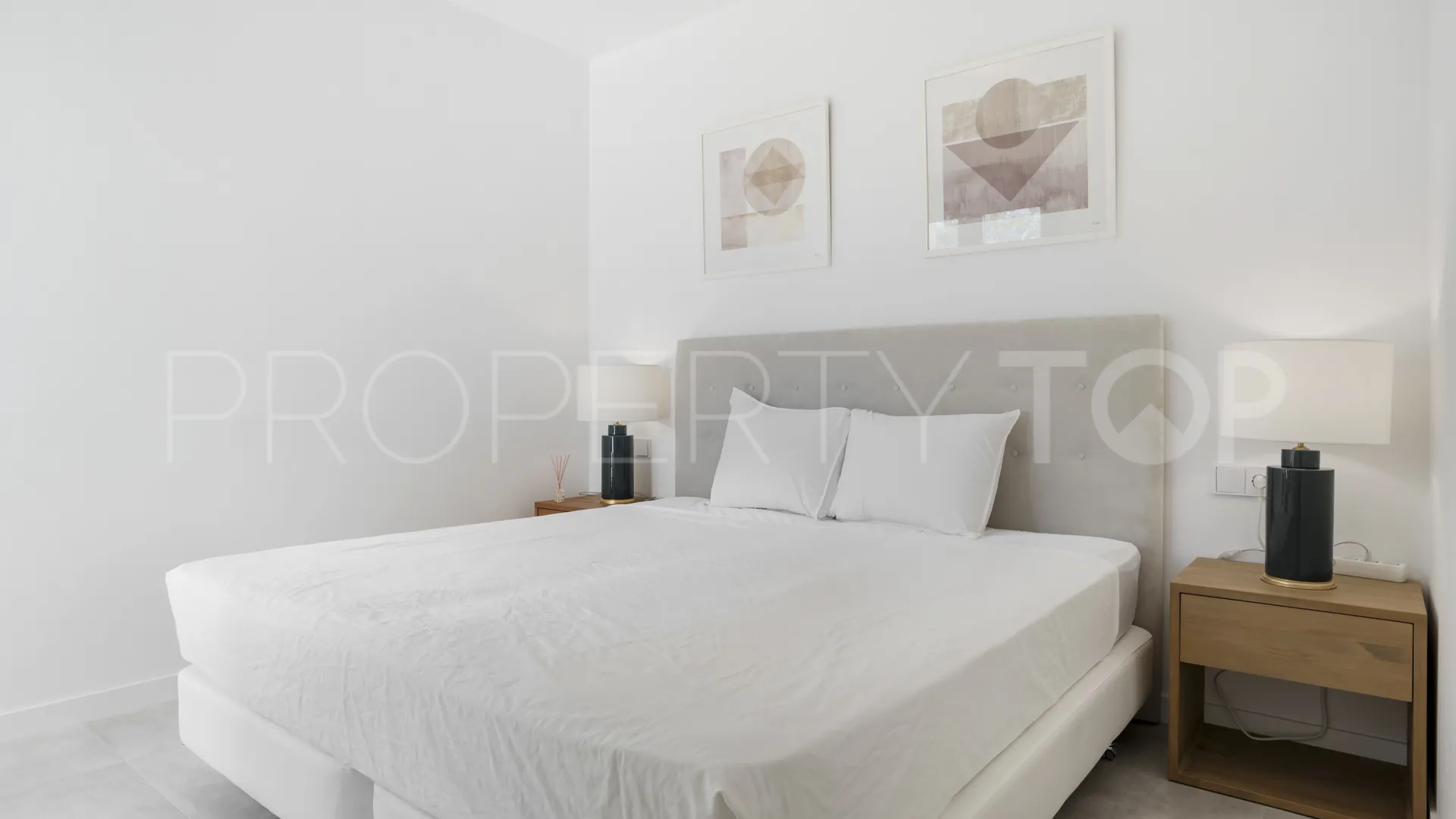 For sale ground floor apartment in Estepona Town with 3 bedrooms