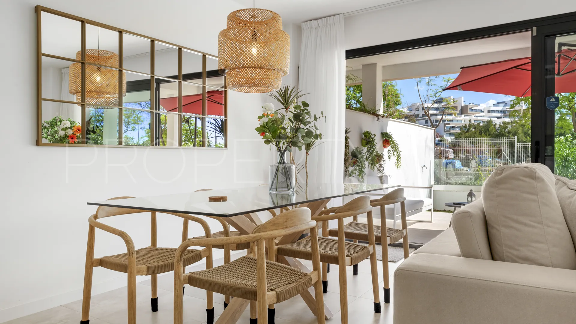 For sale ground floor apartment in Estepona Town with 3 bedrooms
