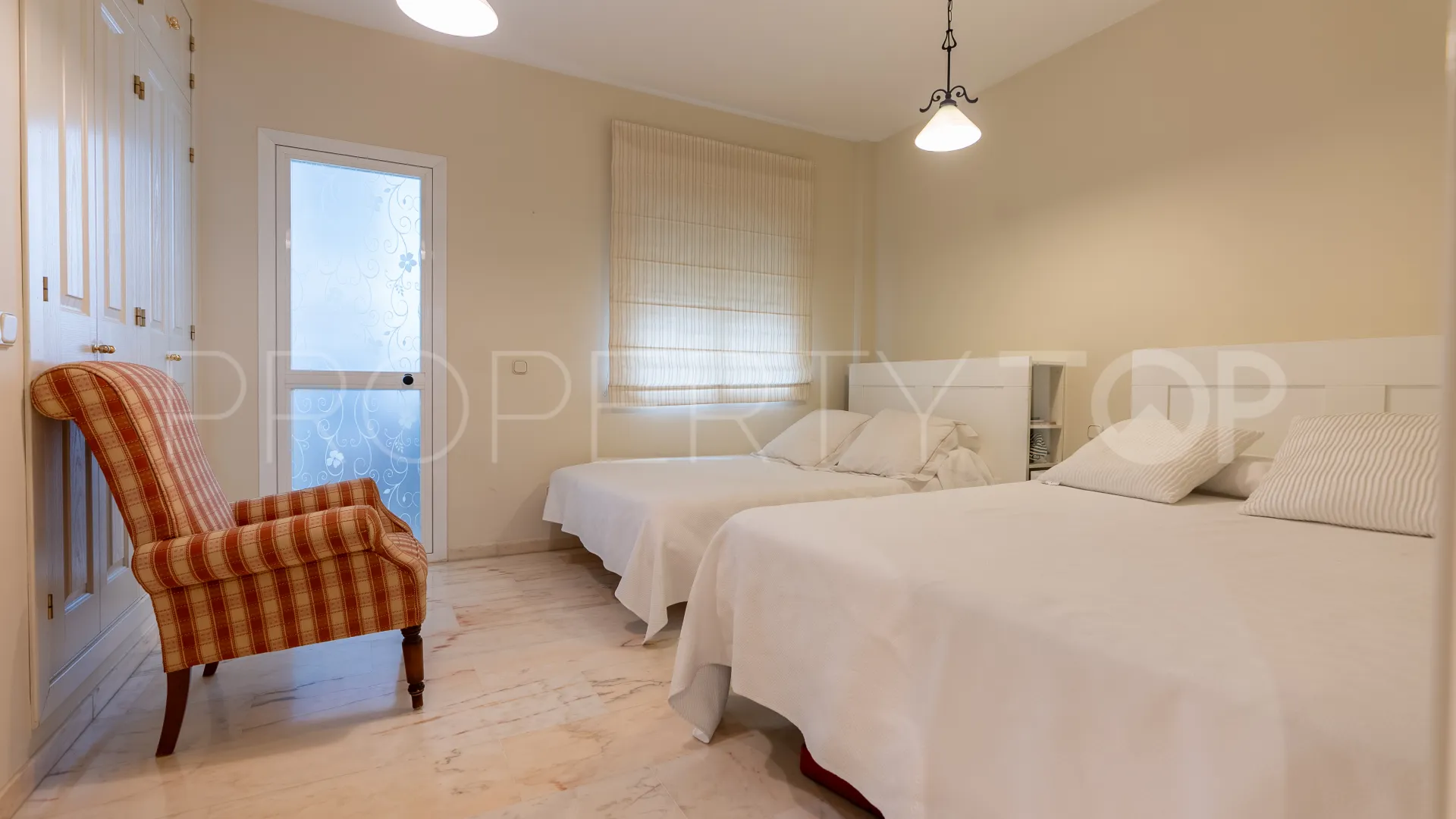 For sale flat with 3 bedrooms in Estepona Centre