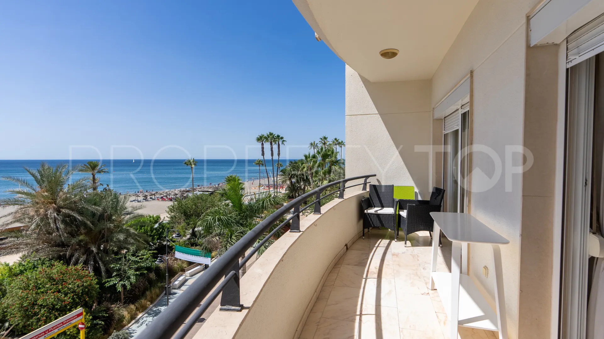 For sale flat with 3 bedrooms in Estepona Centre