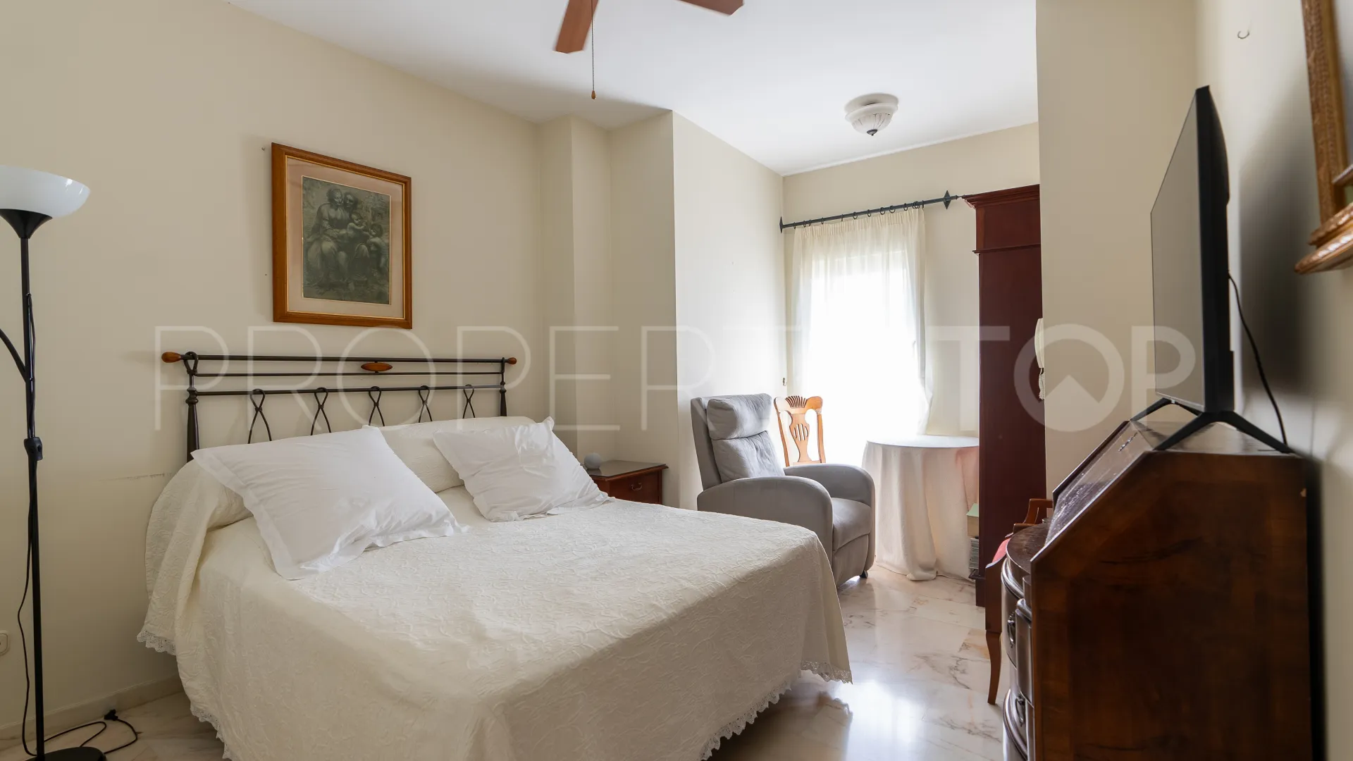 For sale flat with 3 bedrooms in Estepona Centre
