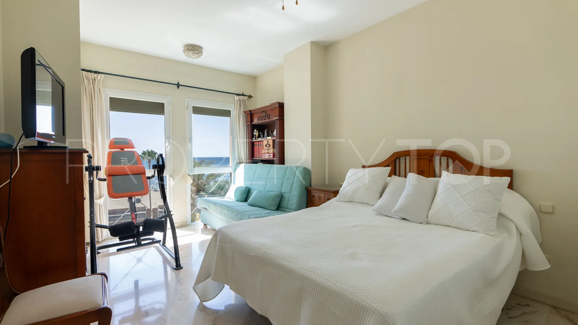 For sale flat with 3 bedrooms in Estepona Centre