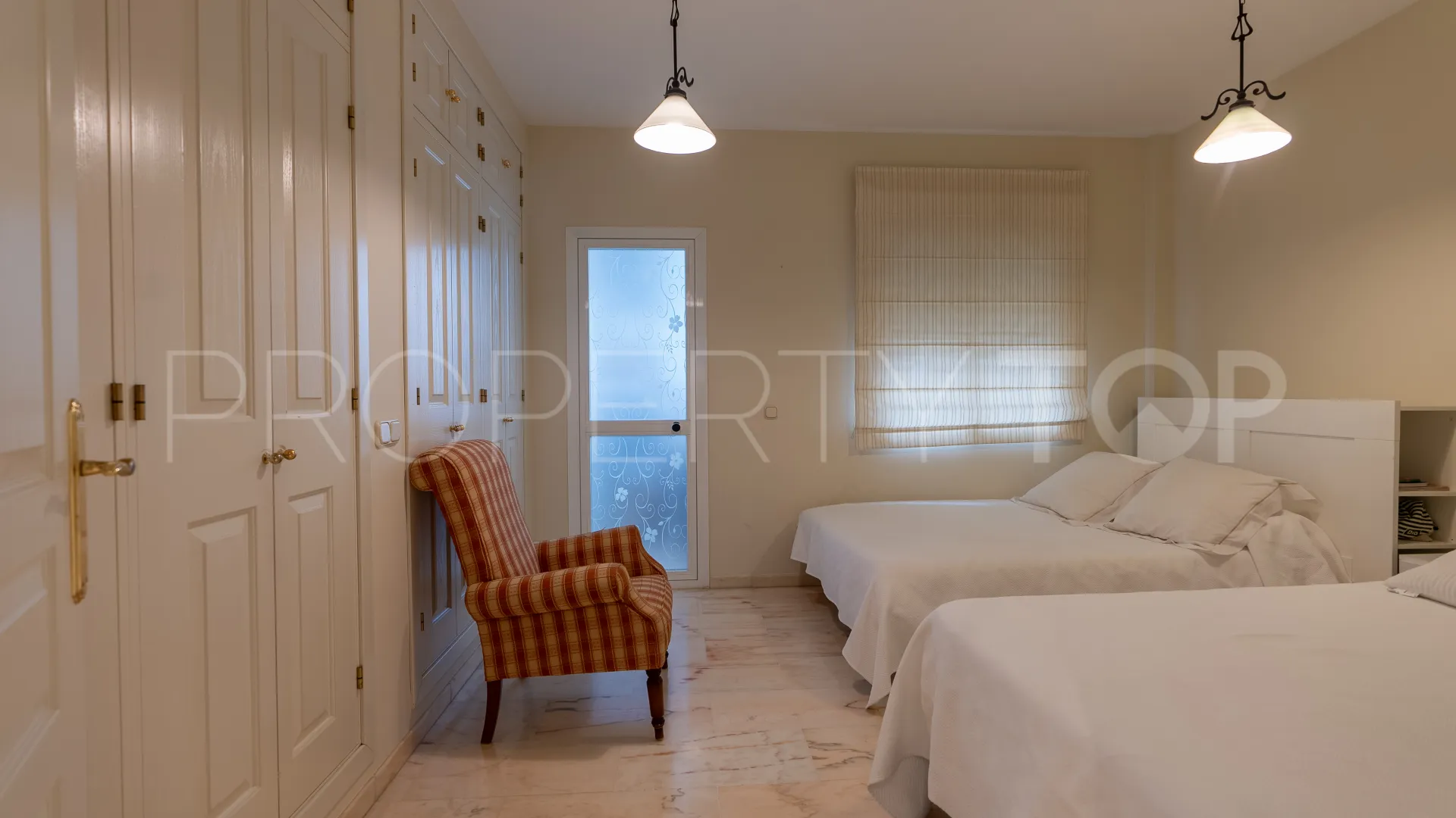 For sale flat with 3 bedrooms in Estepona Centre