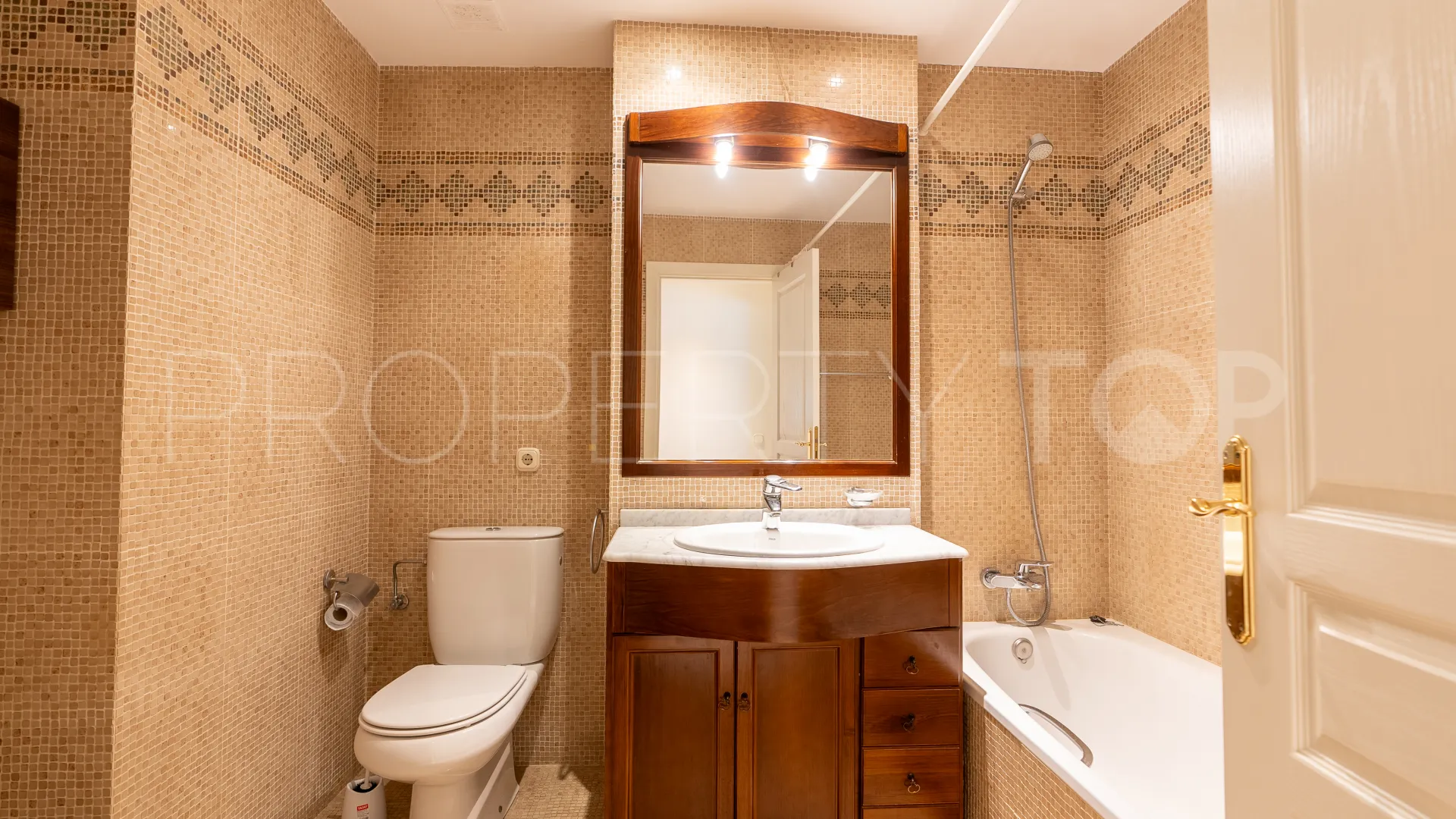 For sale flat with 3 bedrooms in Estepona Centre