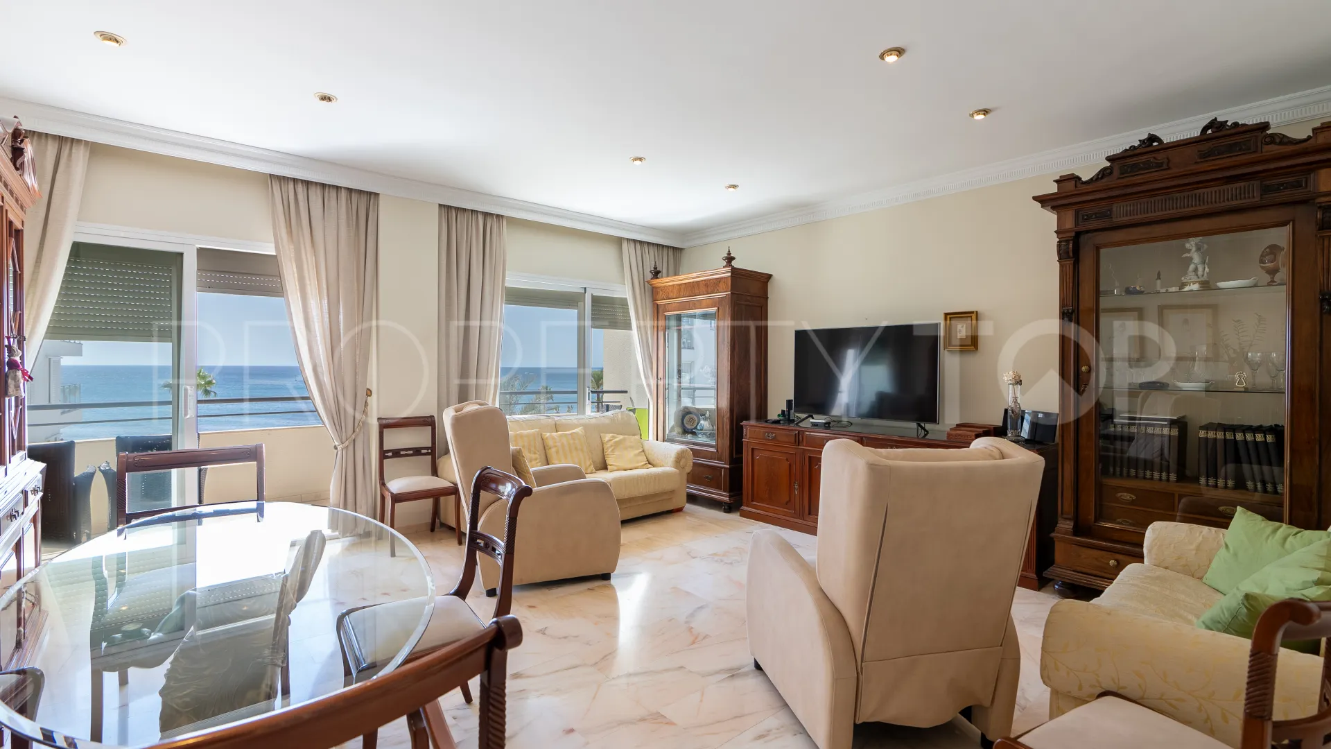 For sale flat with 3 bedrooms in Estepona Centre