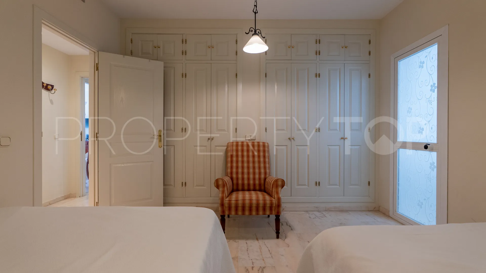 For sale flat with 3 bedrooms in Estepona Centre