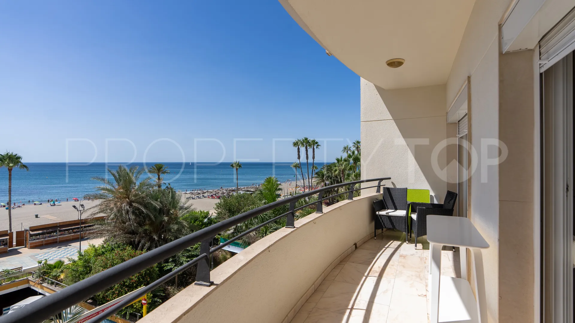 For sale flat with 3 bedrooms in Estepona Centre
