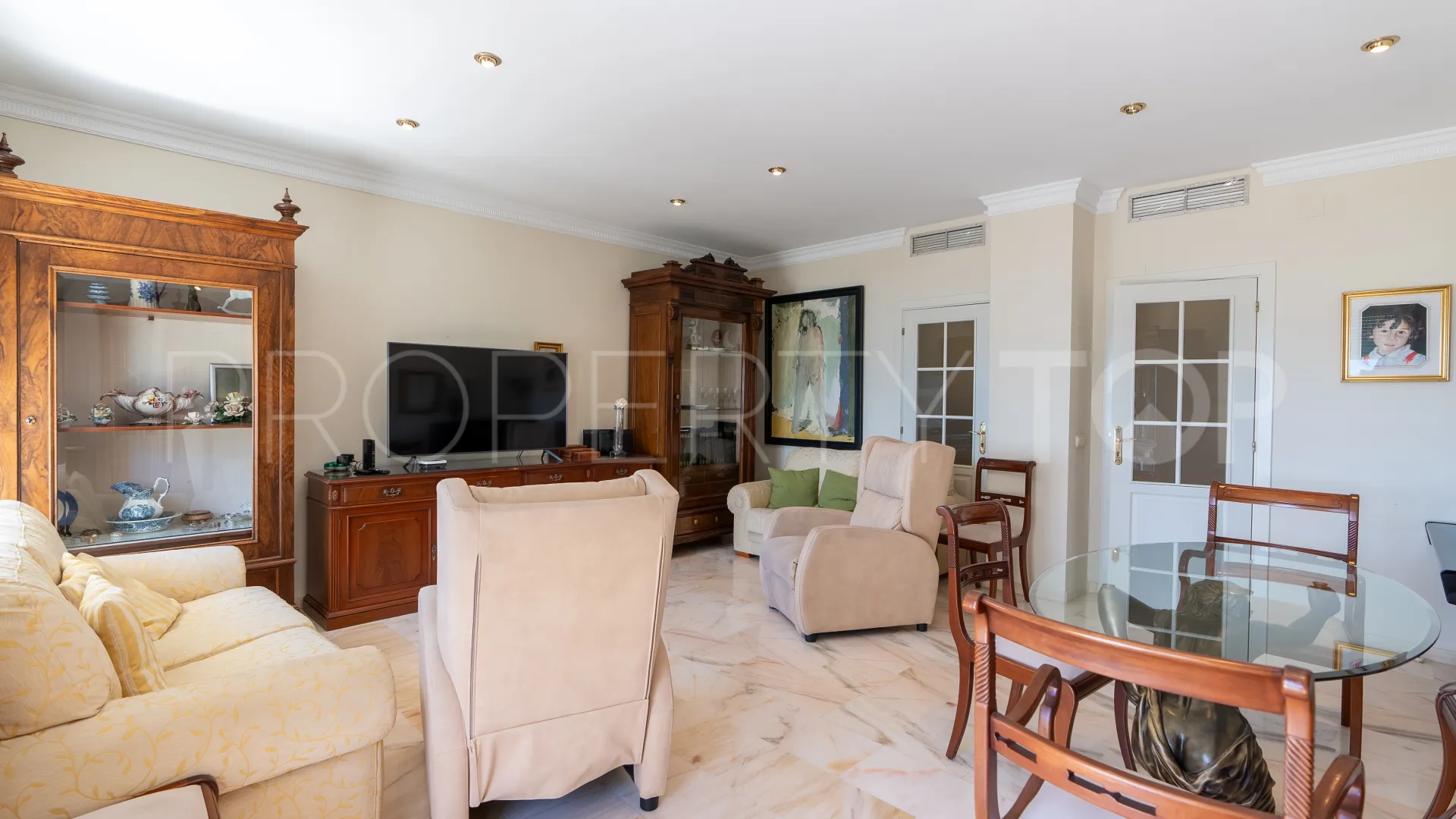 For sale flat with 3 bedrooms in Estepona Centre