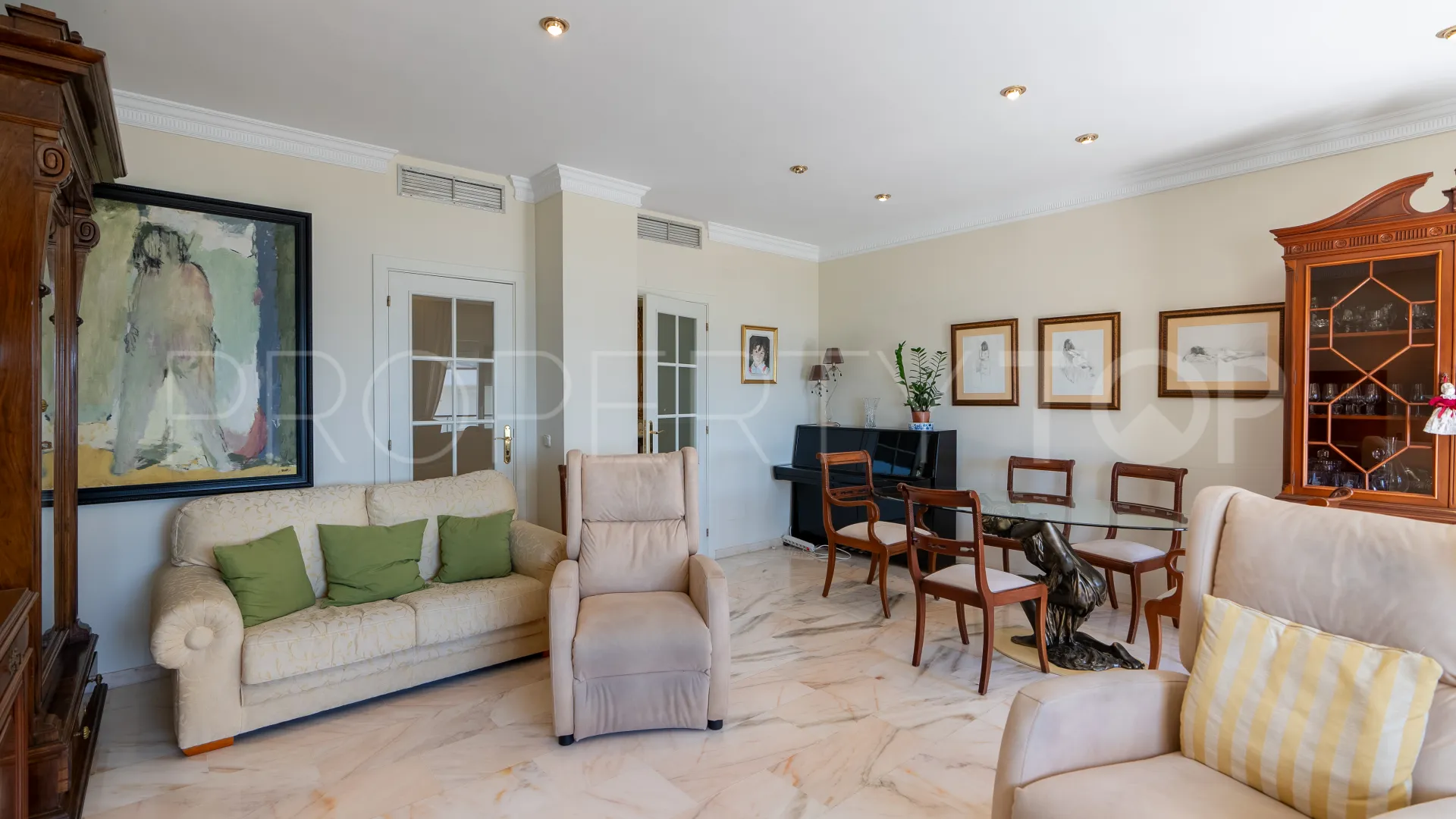 For sale flat with 3 bedrooms in Estepona Centre