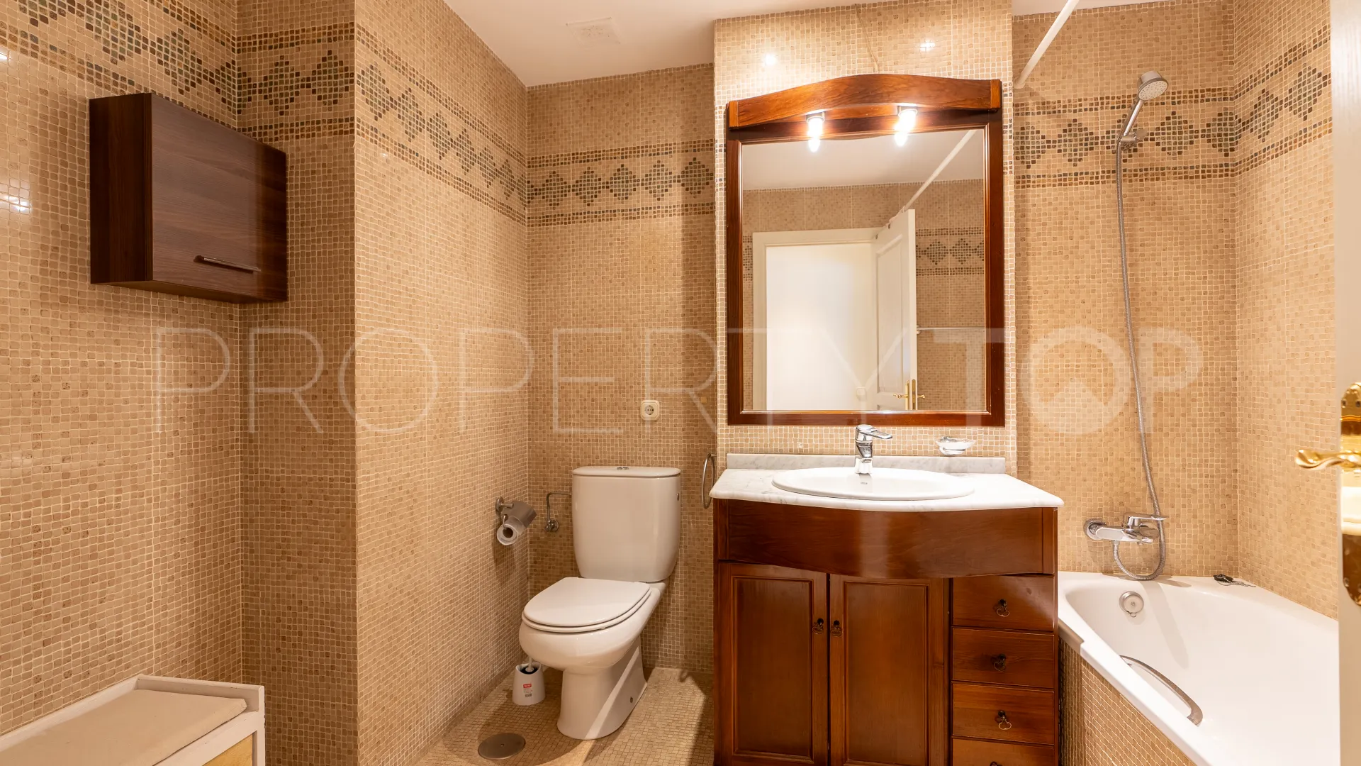 For sale flat with 3 bedrooms in Estepona Centre