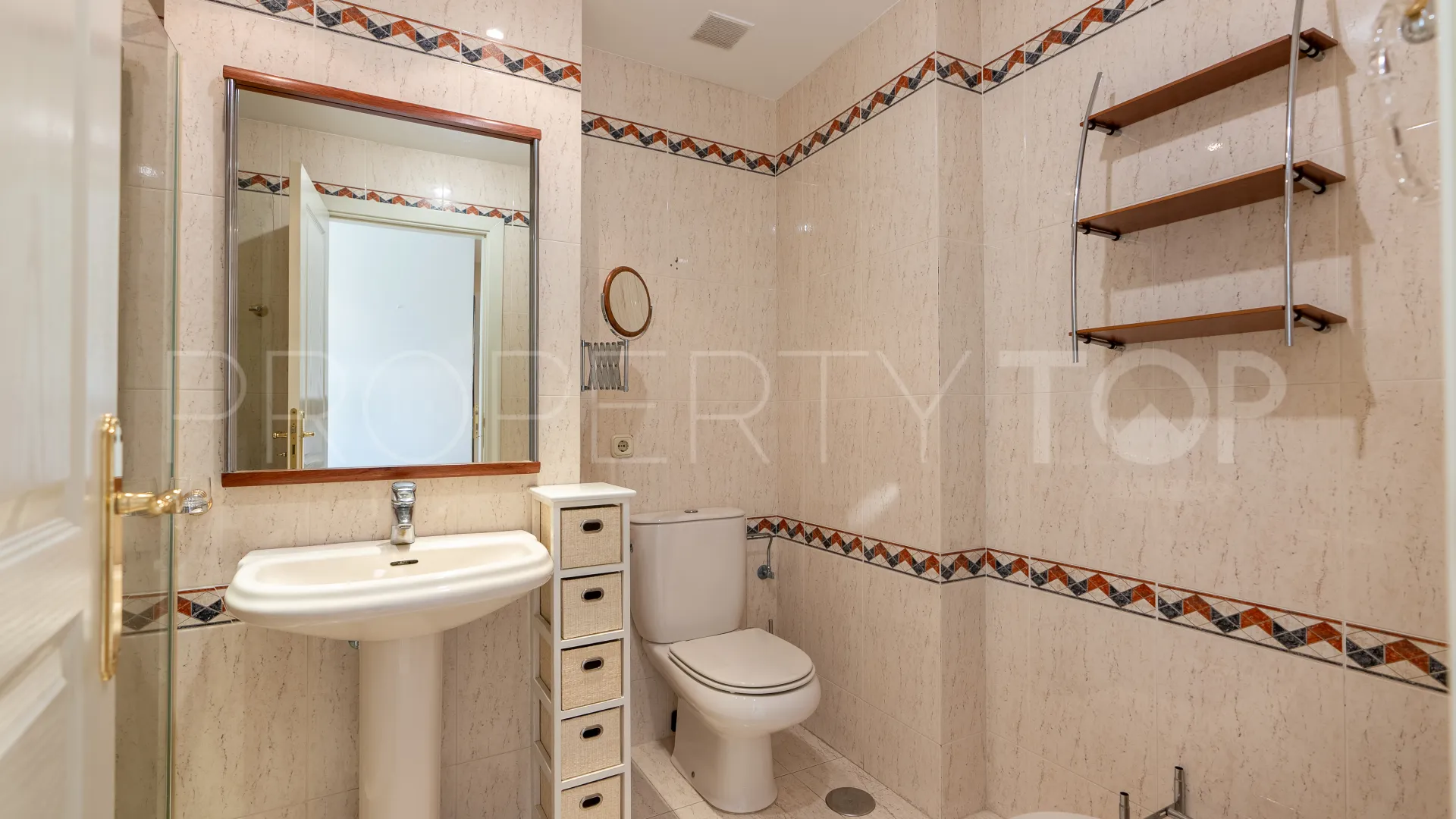 For sale flat with 3 bedrooms in Estepona Centre