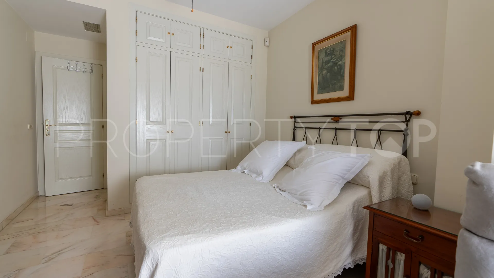 For sale flat with 3 bedrooms in Estepona Centre