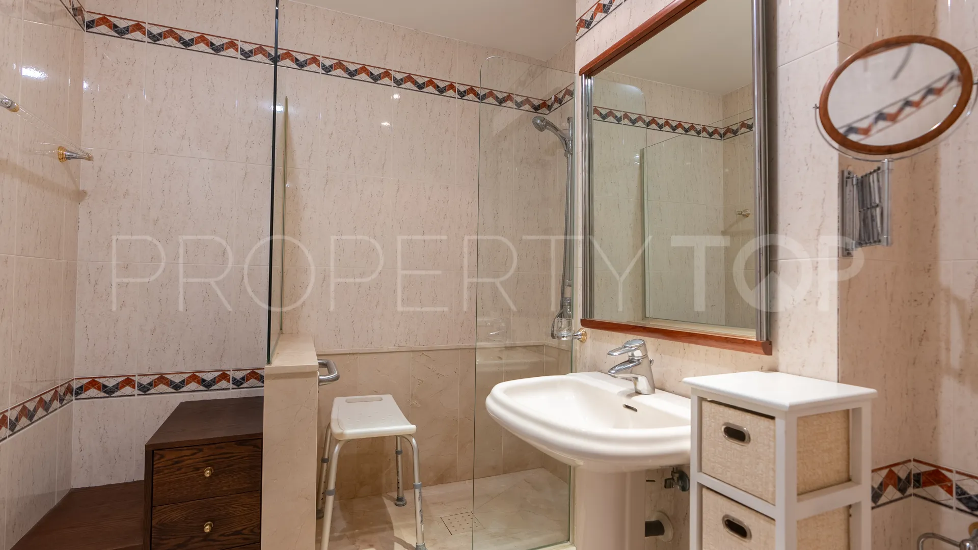 For sale flat with 3 bedrooms in Estepona Centre
