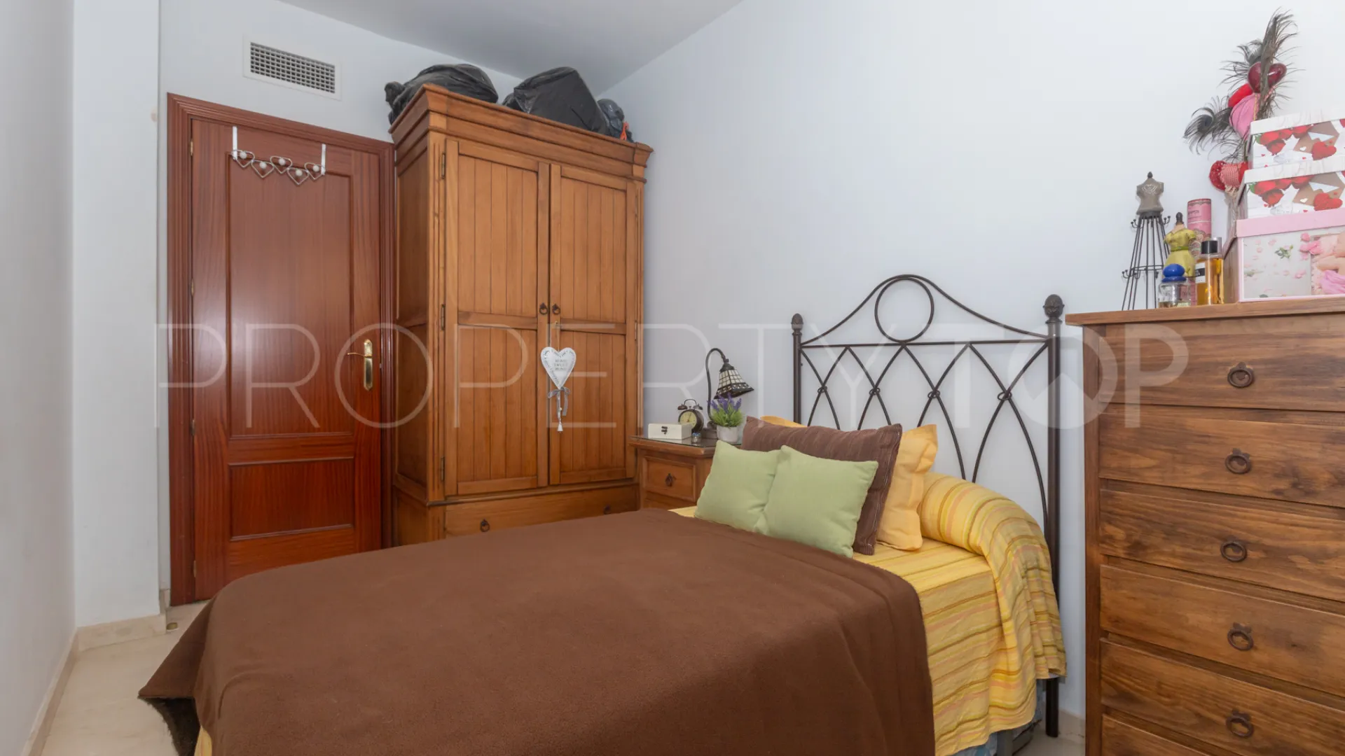 Buy ground floor apartment with 3 bedrooms in Estepona Centre