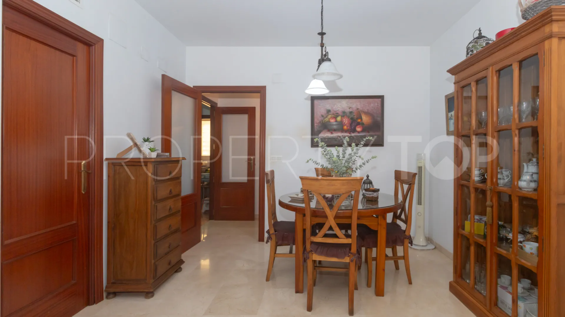Buy ground floor apartment with 3 bedrooms in Estepona Centre