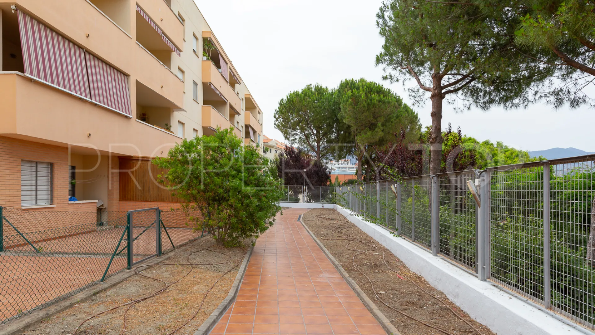 Buy ground floor apartment with 3 bedrooms in Estepona Centre