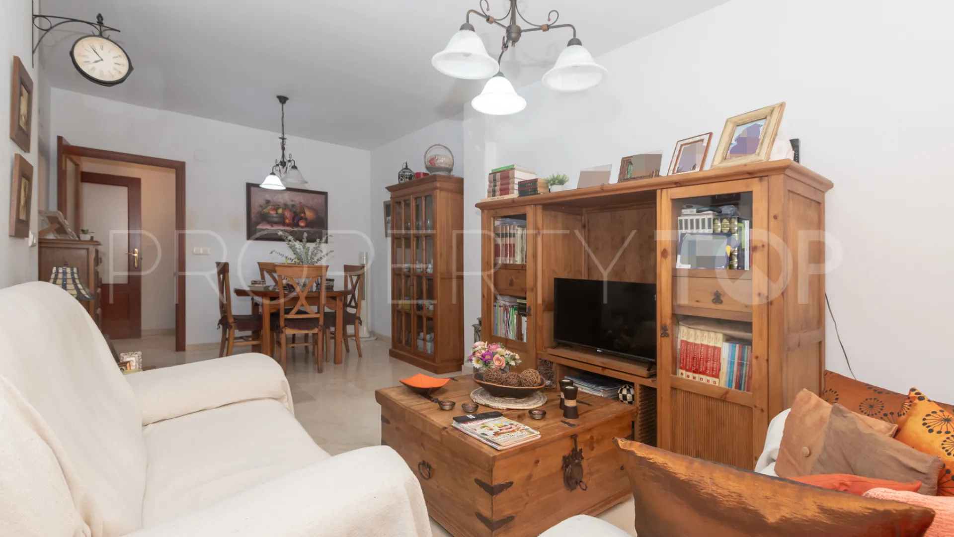 Buy ground floor apartment with 3 bedrooms in Estepona Centre