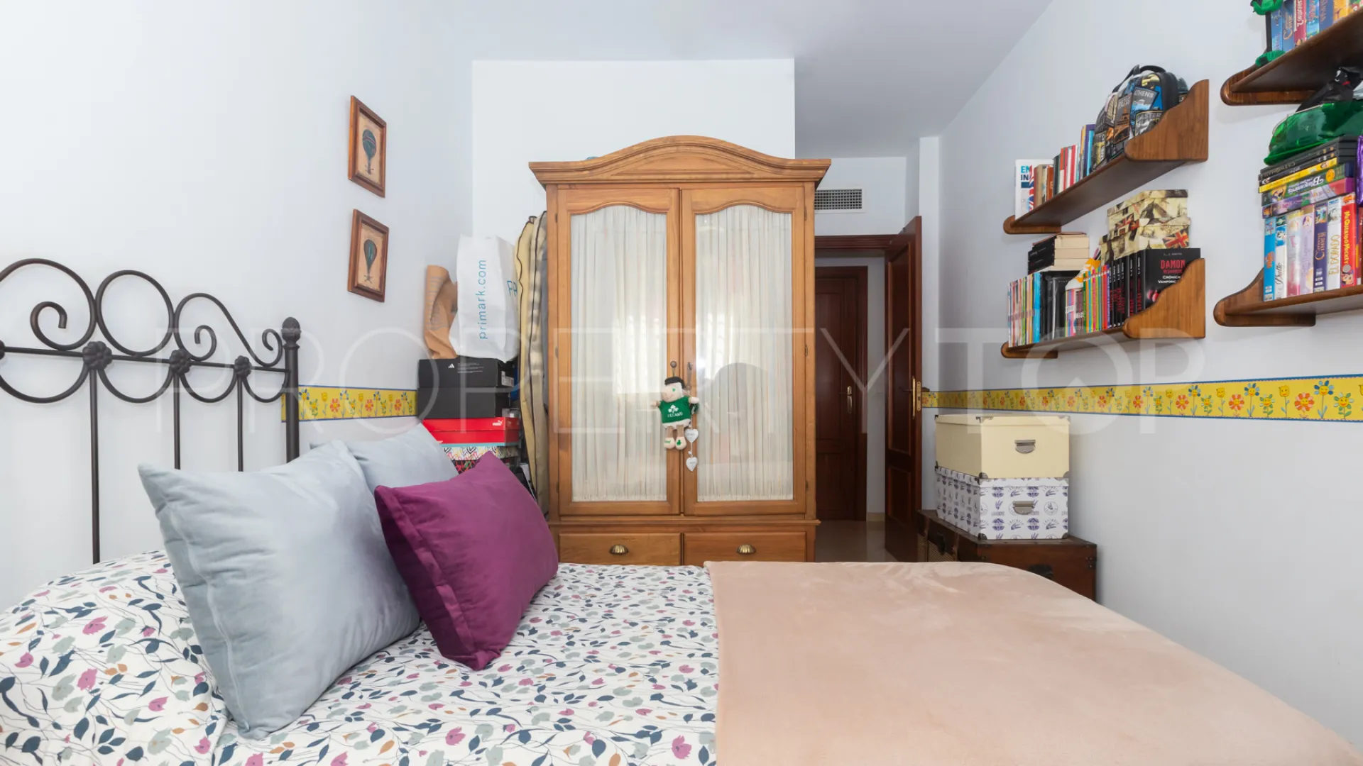 Buy ground floor apartment with 3 bedrooms in Estepona Centre
