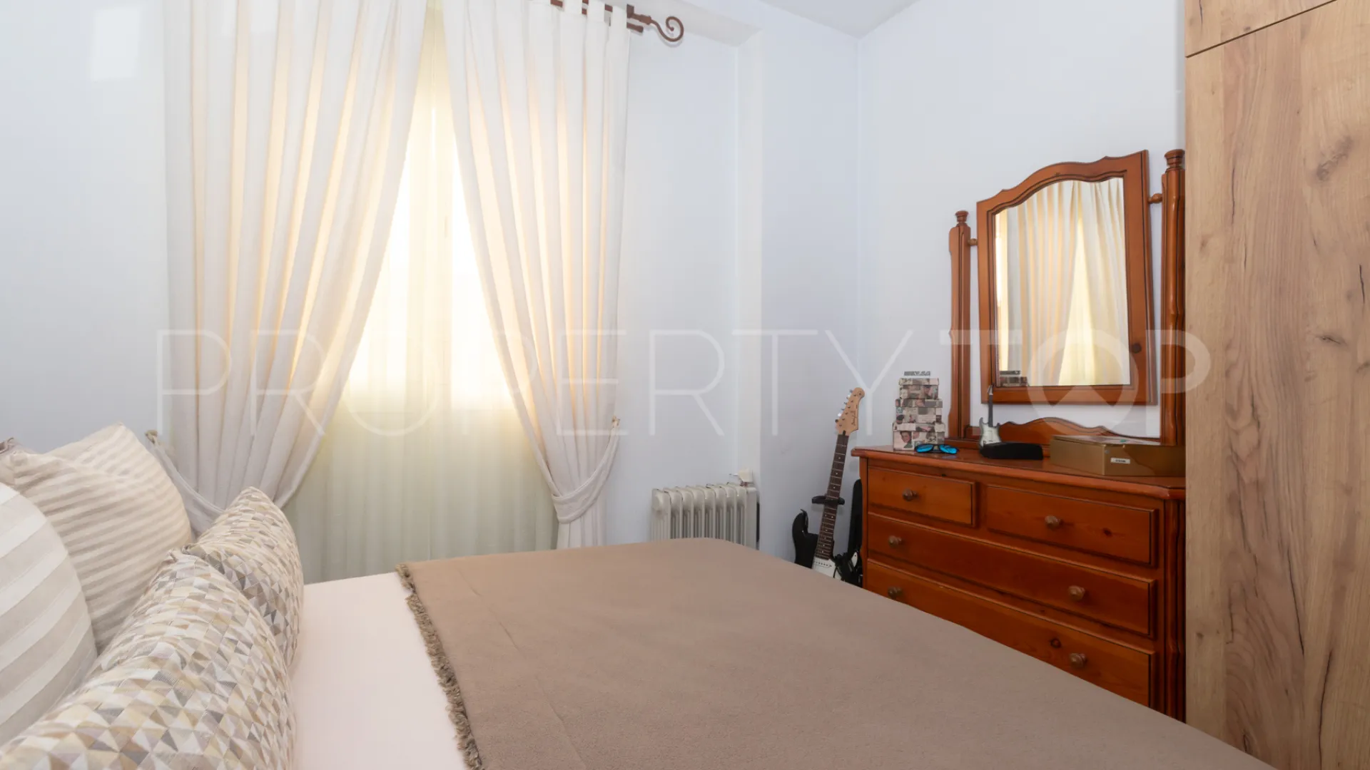 Buy ground floor apartment with 3 bedrooms in Estepona Centre
