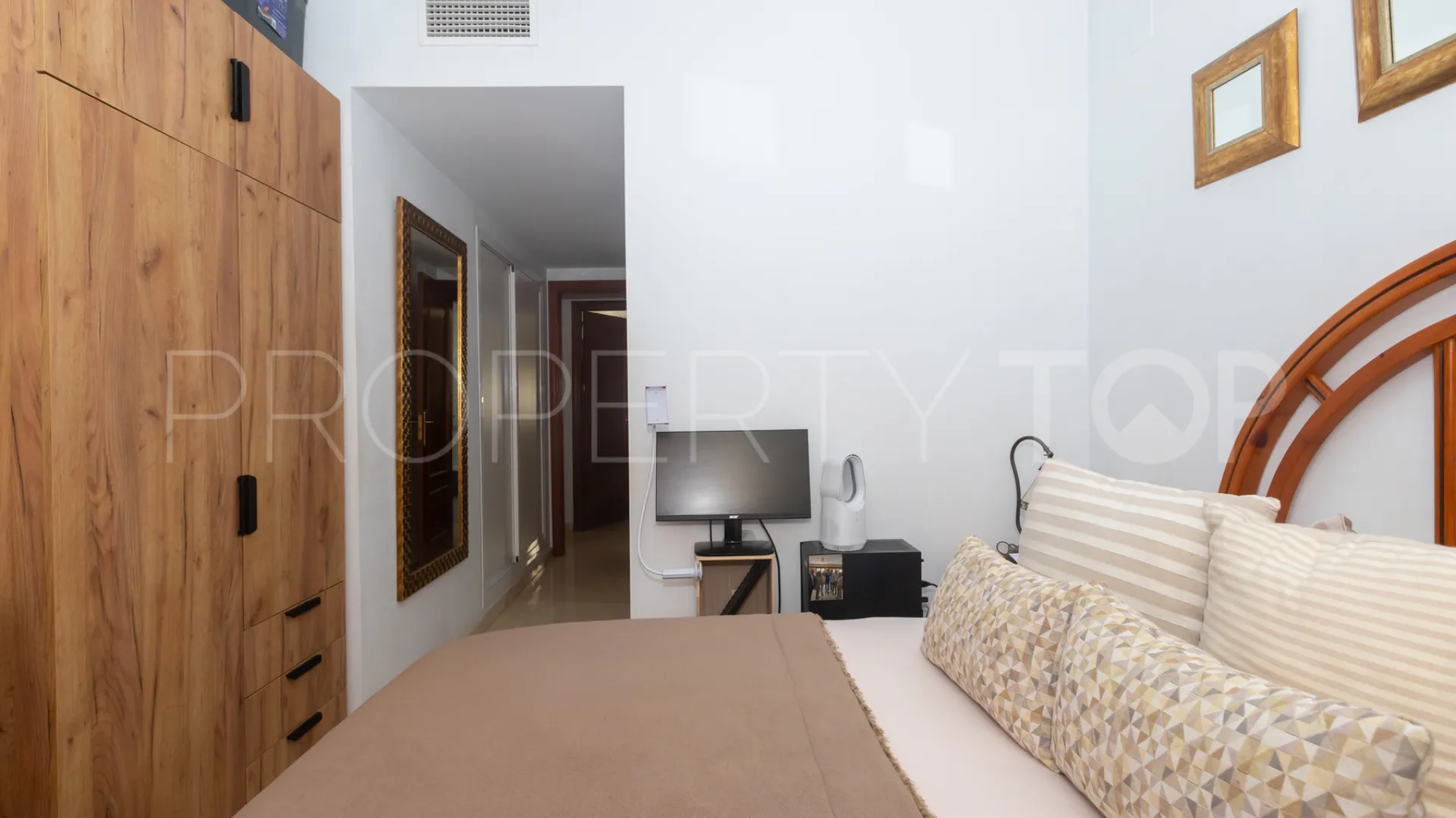 Buy ground floor apartment with 3 bedrooms in Estepona Centre