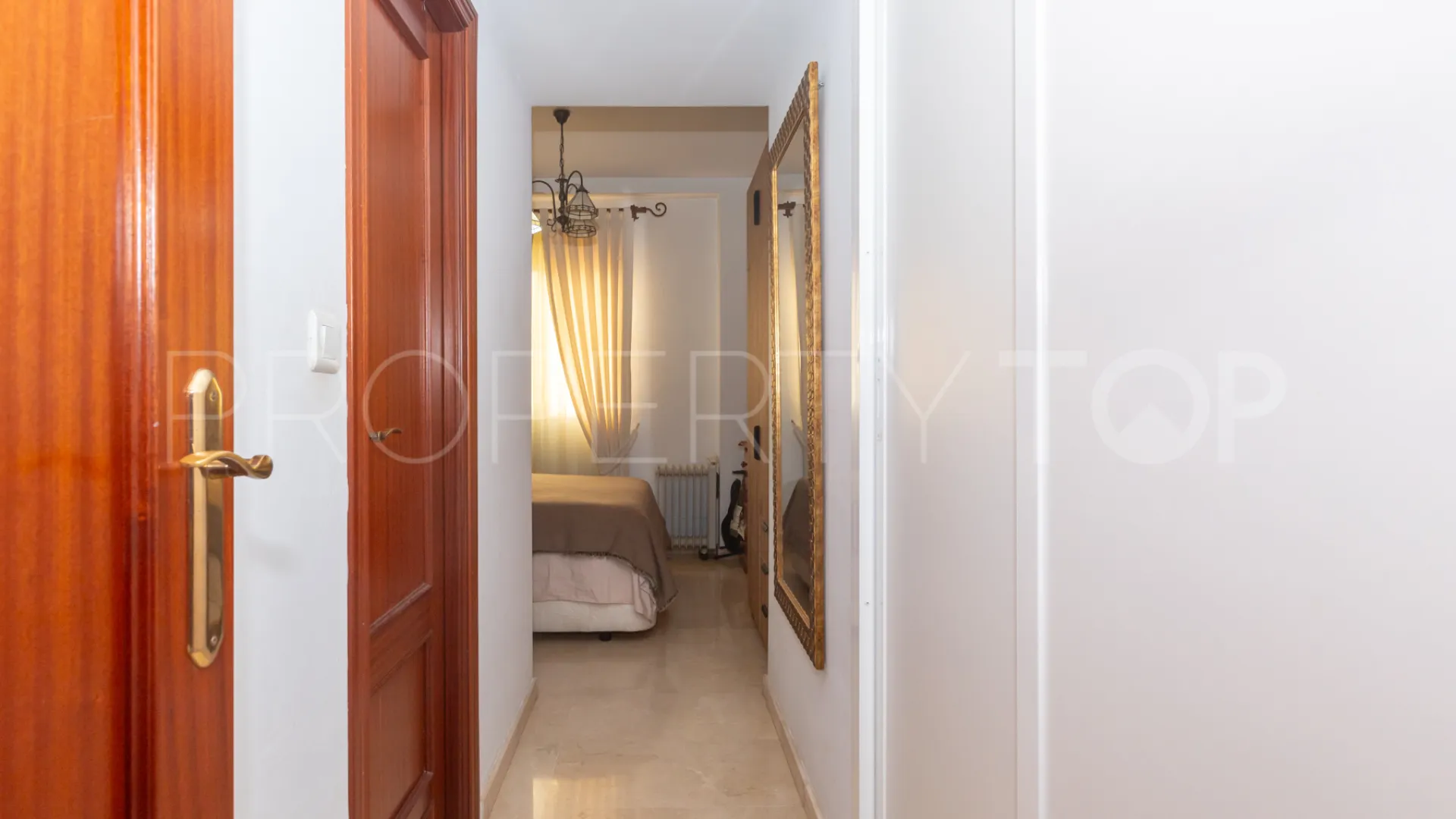 Buy ground floor apartment with 3 bedrooms in Estepona Centre