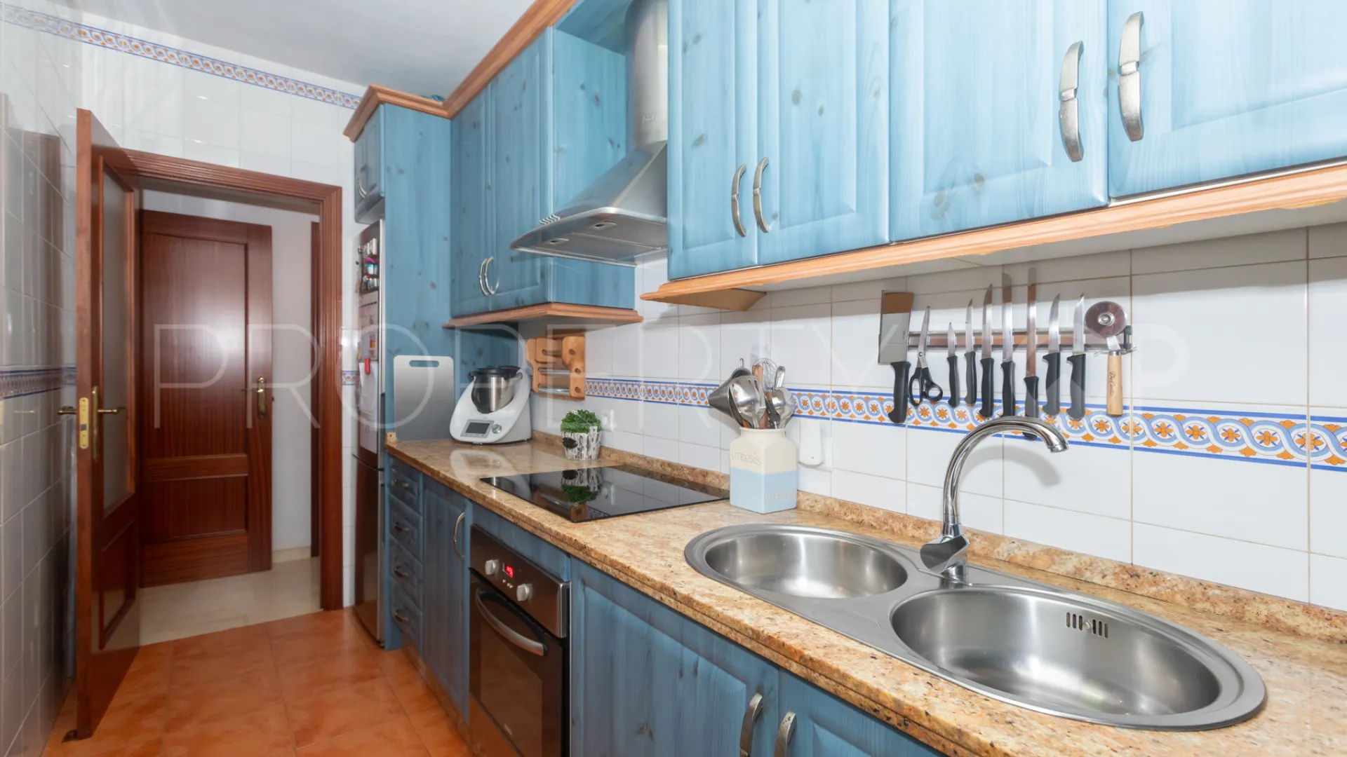 Buy ground floor apartment with 3 bedrooms in Estepona Centre