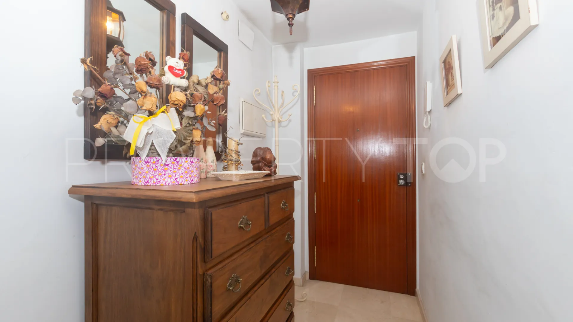 Buy ground floor apartment with 3 bedrooms in Estepona Centre