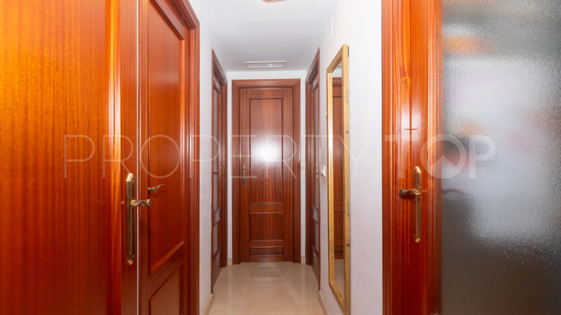 Buy ground floor apartment with 3 bedrooms in Estepona Centre